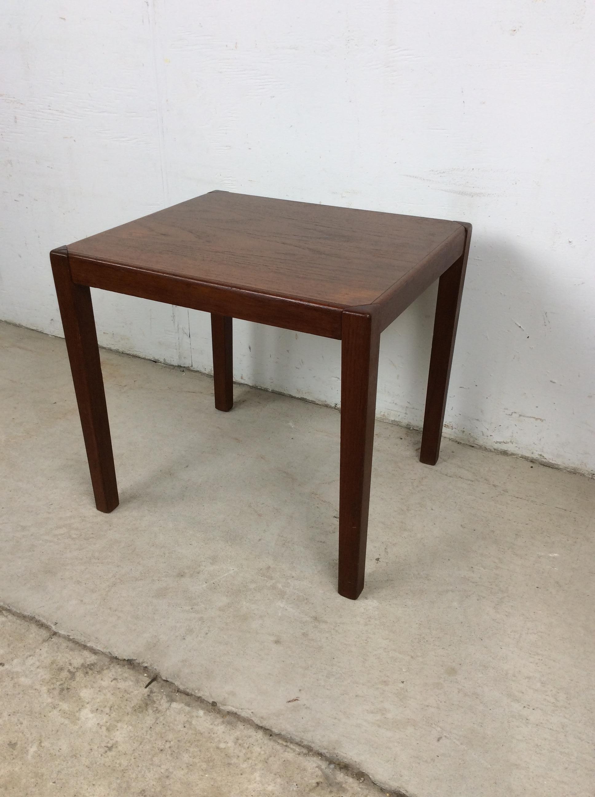 Mesa auxiliar rectangular danesa moderna de teca en Bueno estado para la venta en Freehold, NJ