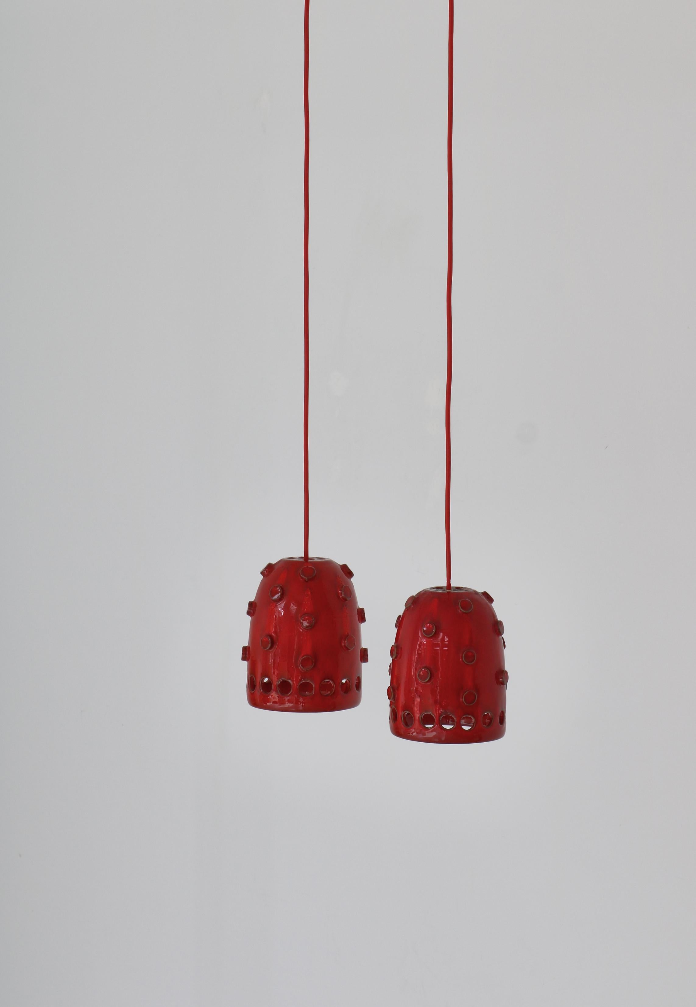 Dänische moderne rote Keramik-Hängeleuchten von Jette Hellerøe bei Axella Studio, 1970er Jahre (Skandinavische Moderne) im Angebot