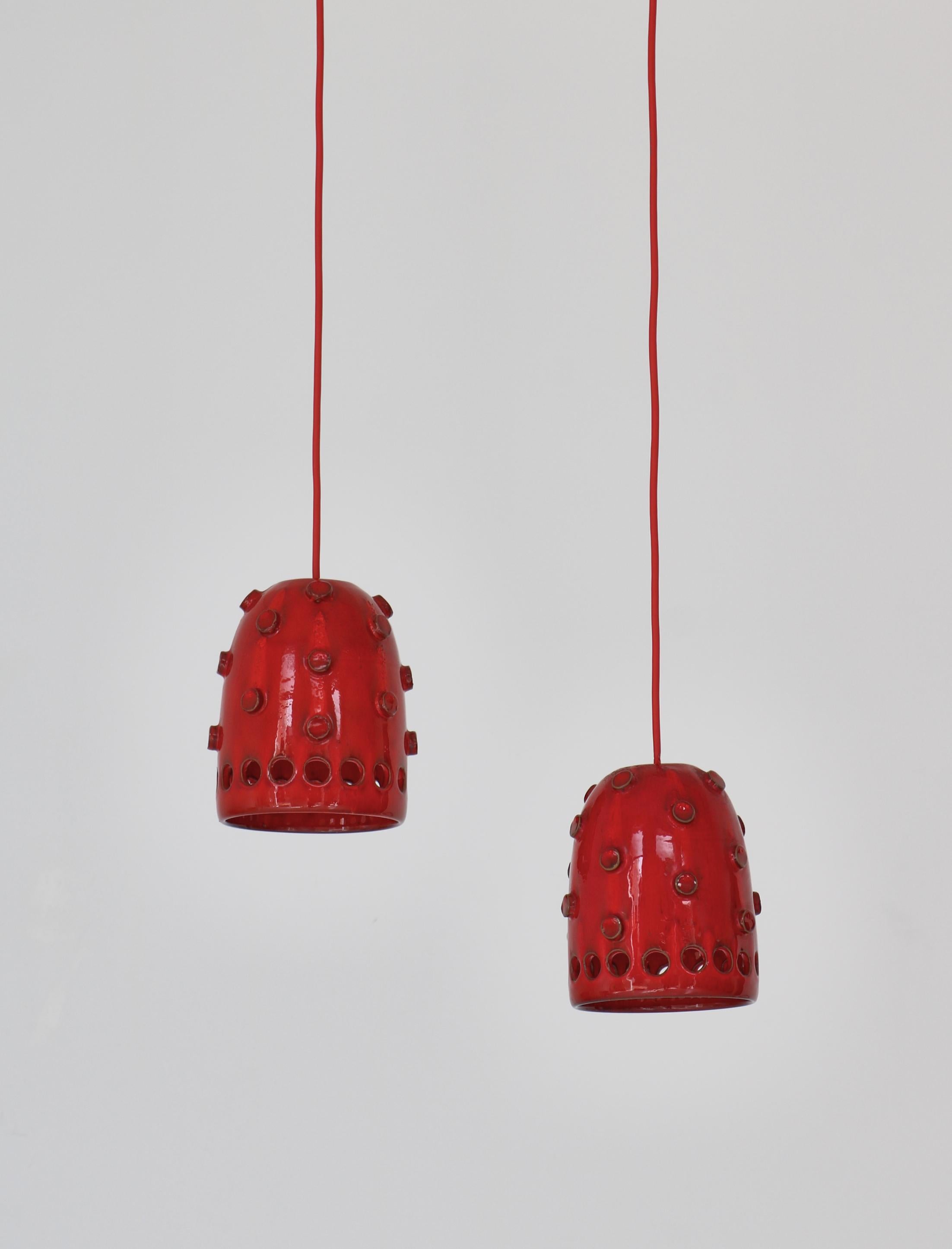 Dänische moderne rote Keramik-Hängeleuchten von Jette Hellerøe bei Axella Studio, 1970er Jahre (Steingut) im Angebot