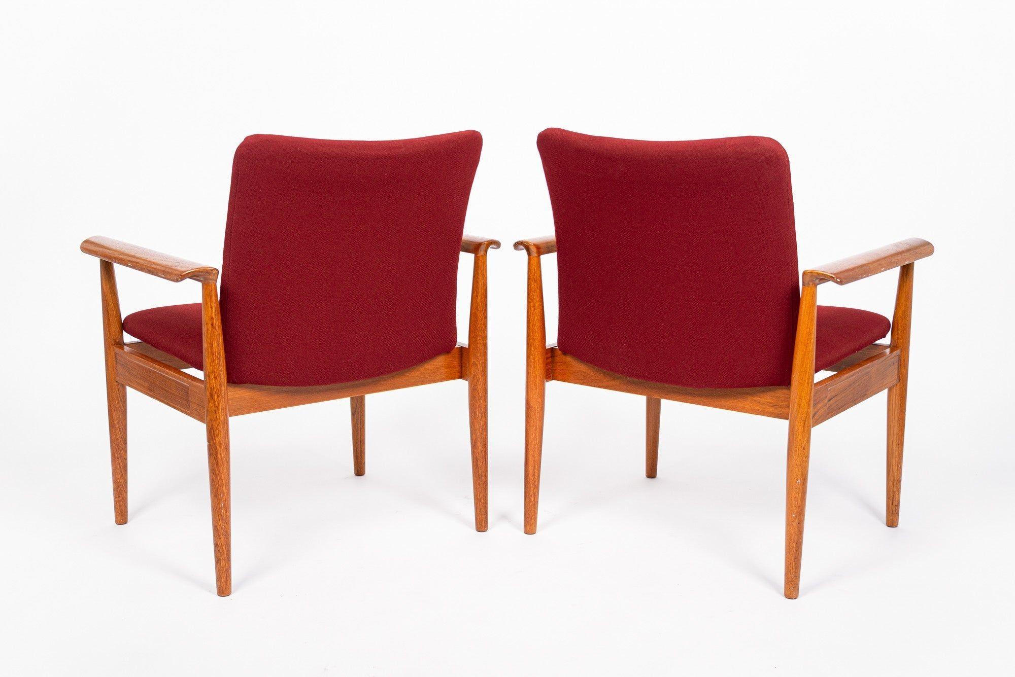 Dänische Moderne Rote Diplomatenstühle von Finn Juhl für France & Daverkosen (Polster) im Angebot