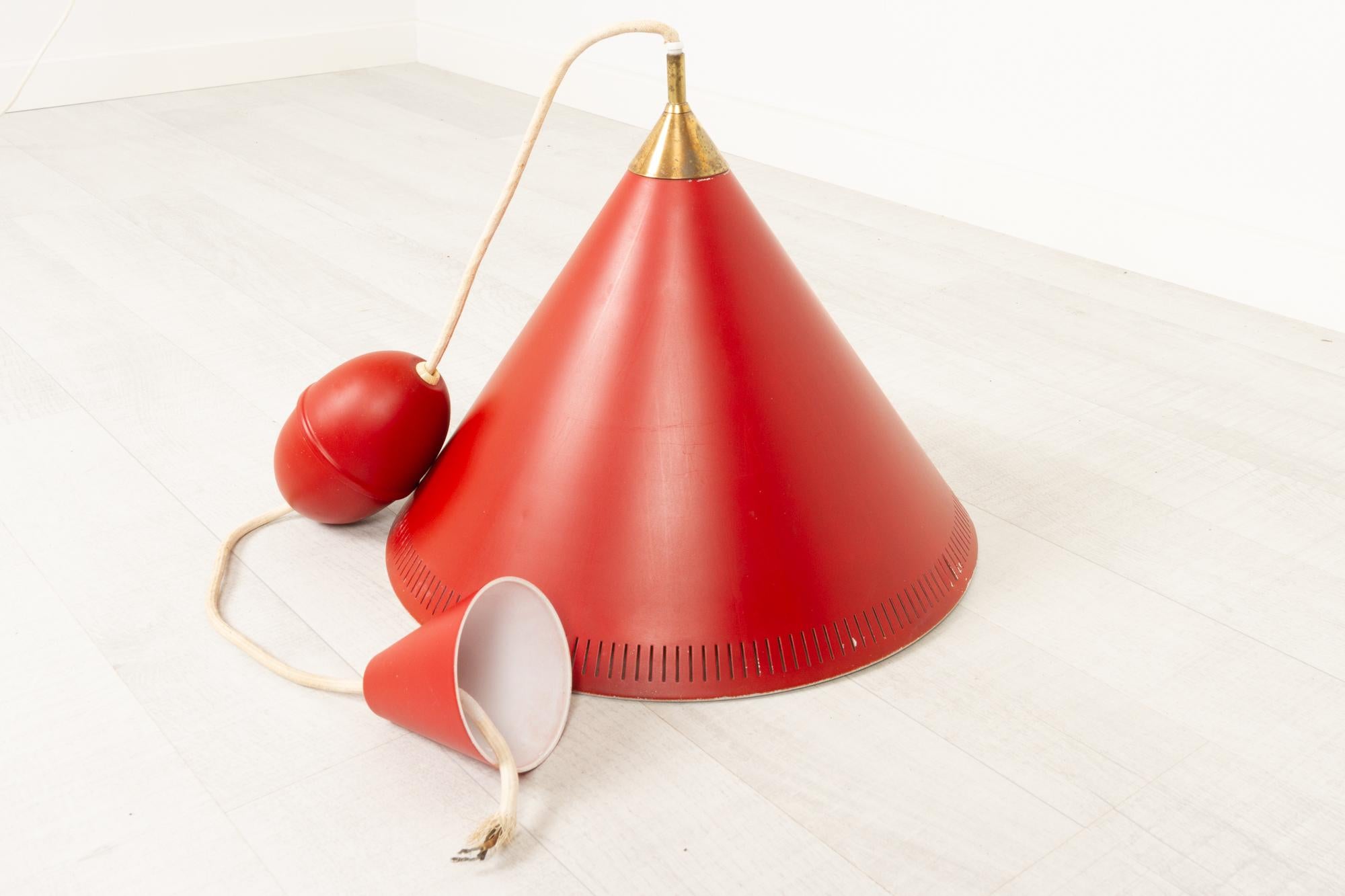 Pendentif moderne danois rouge « Kegle » de Bent Karlby pour Lyfa, années 1960 en vente 5