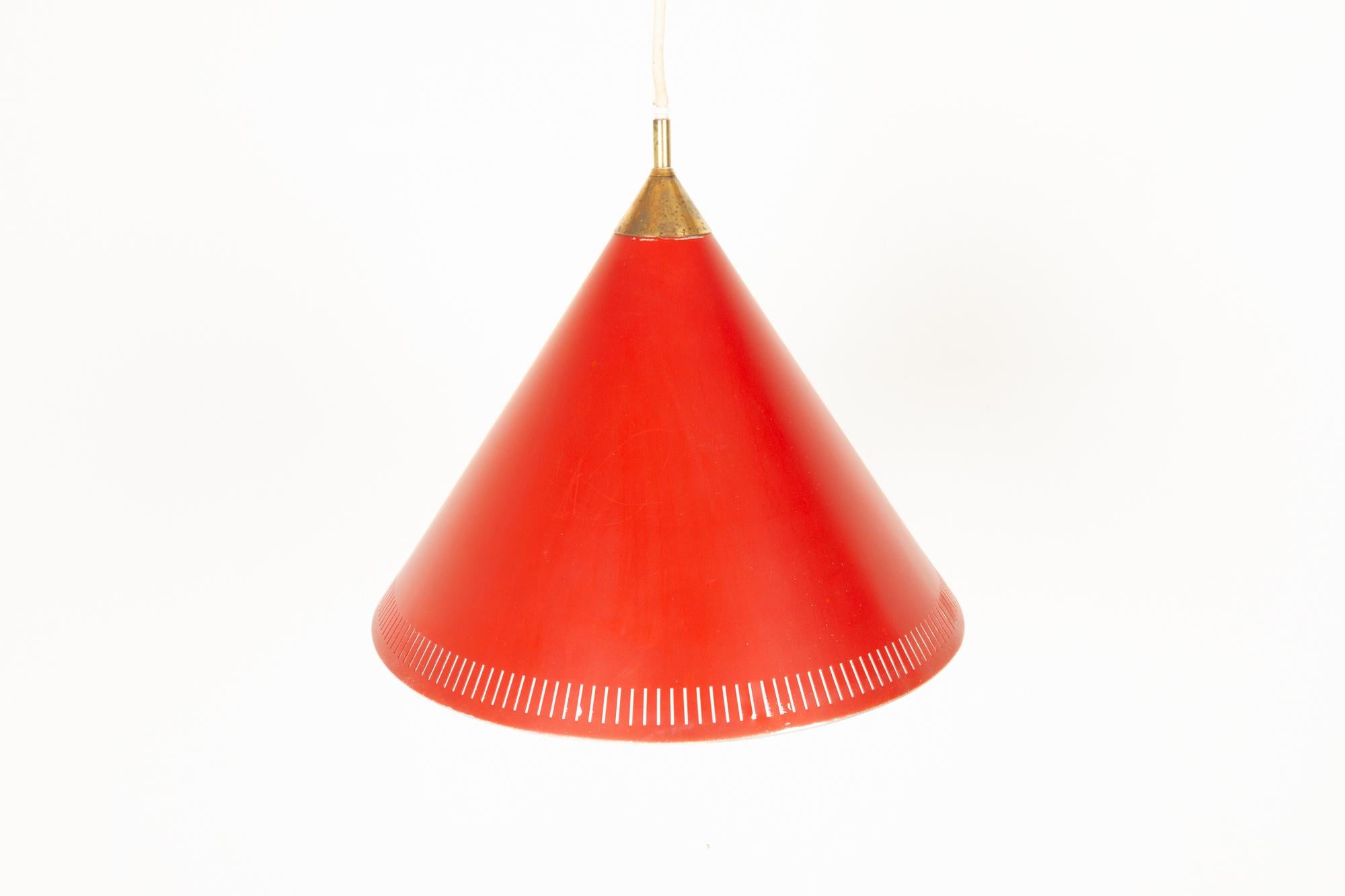 Dänischer moderner roter „Kegle“-Anhänger von Bent Karlby für Lyfa, 1960er Jahre (Moderne der Mitte des Jahrhunderts) im Angebot