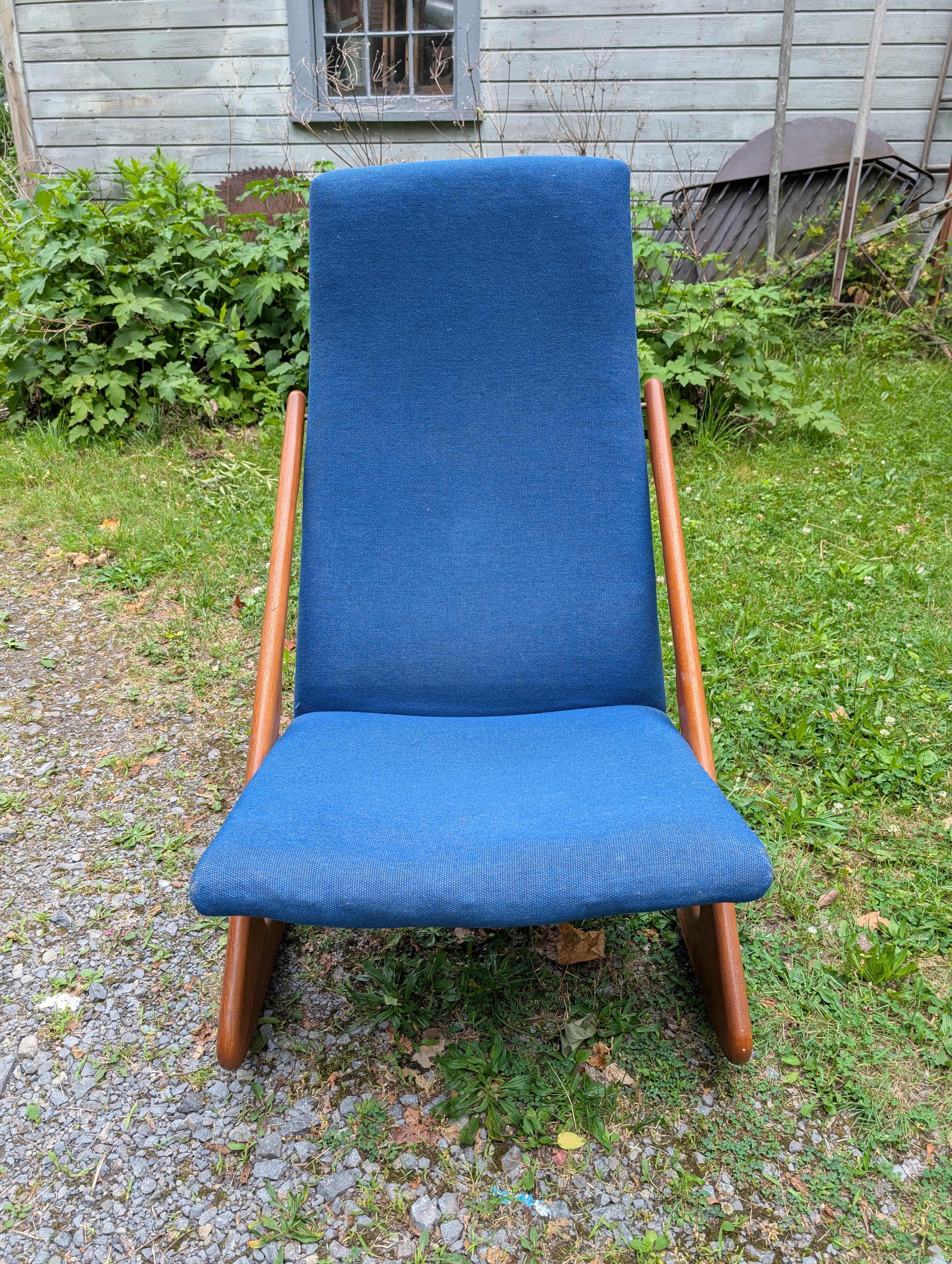 Un rocker moderne danois, difficile à trouver, sculpté par Mogens Kold. Fabriqué vers les années 1960, en teck avec un beau grain et un rembourrage d'origine en laine bleue. 