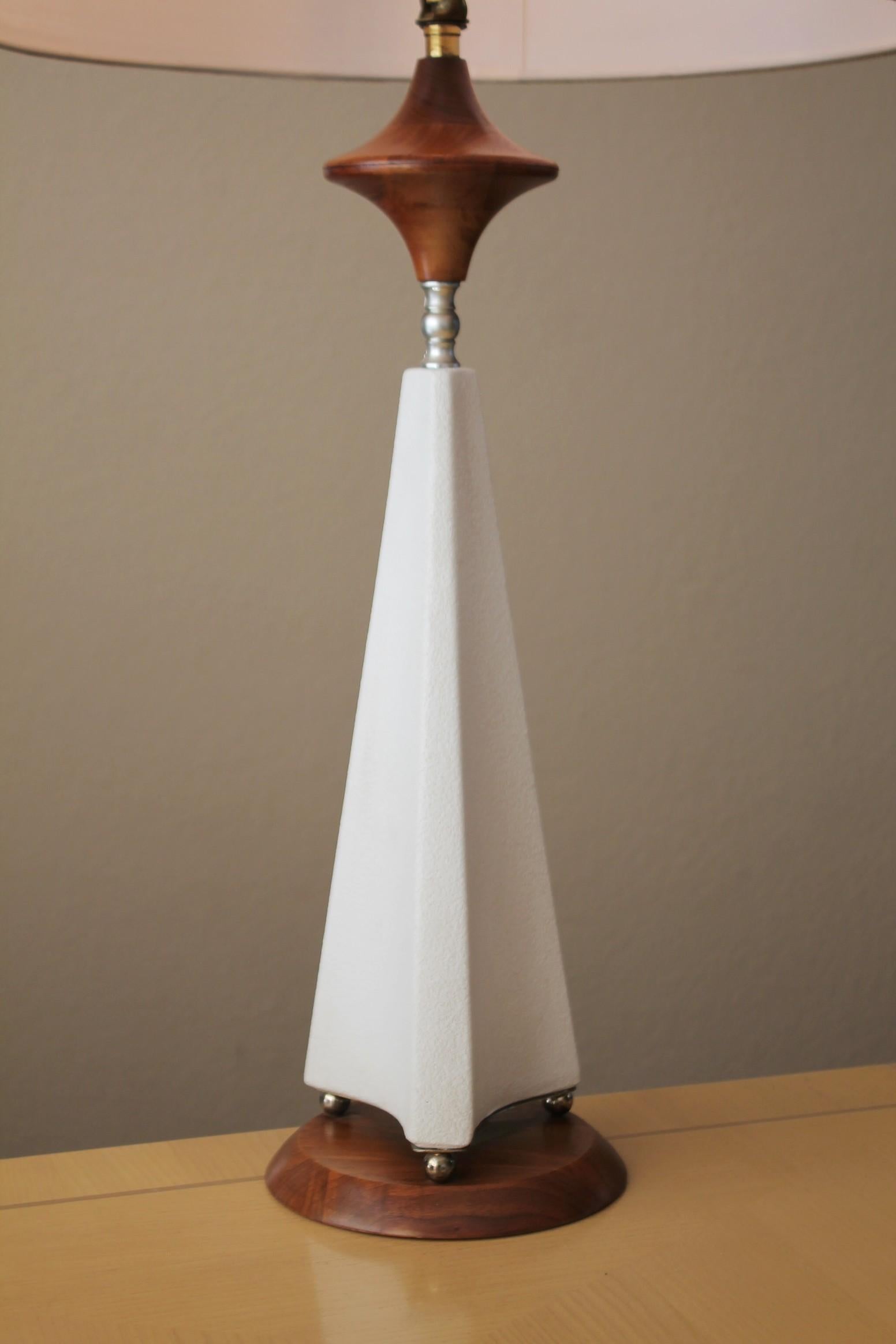 MODERNE DANOIS
TECK, PLÂTRE ET LAITON
LAMPE DE TABLE !

UN STYLE MAGNIFIQUE !

L'une des plus belles lampes modernes danoises au monde !

( DIMENSIONS : 32