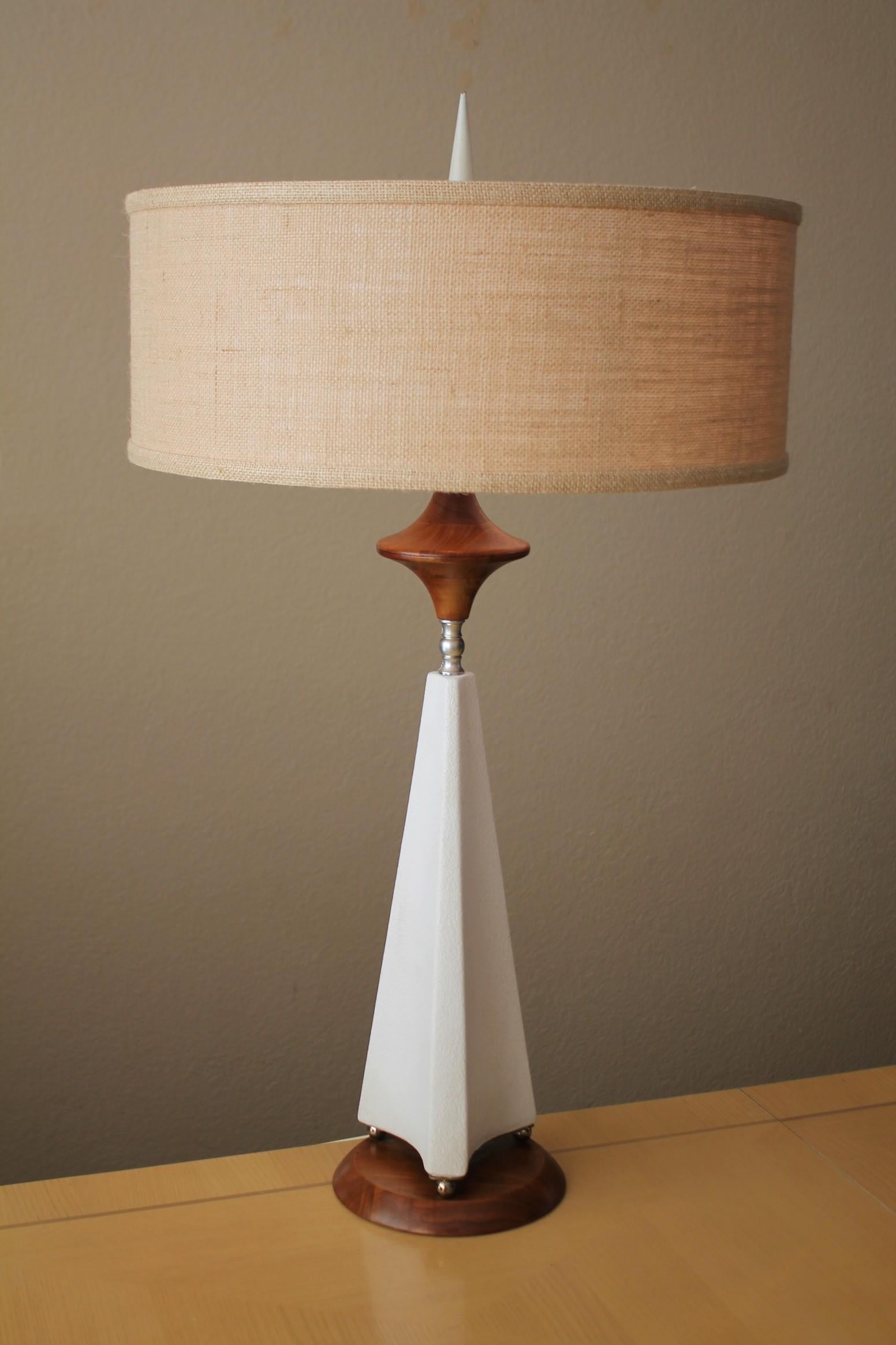 Sculpté à la main Lampe de table moderne danoise Svend Aage Holm Sorensensen teck plâtre laiton des années 50 en vente