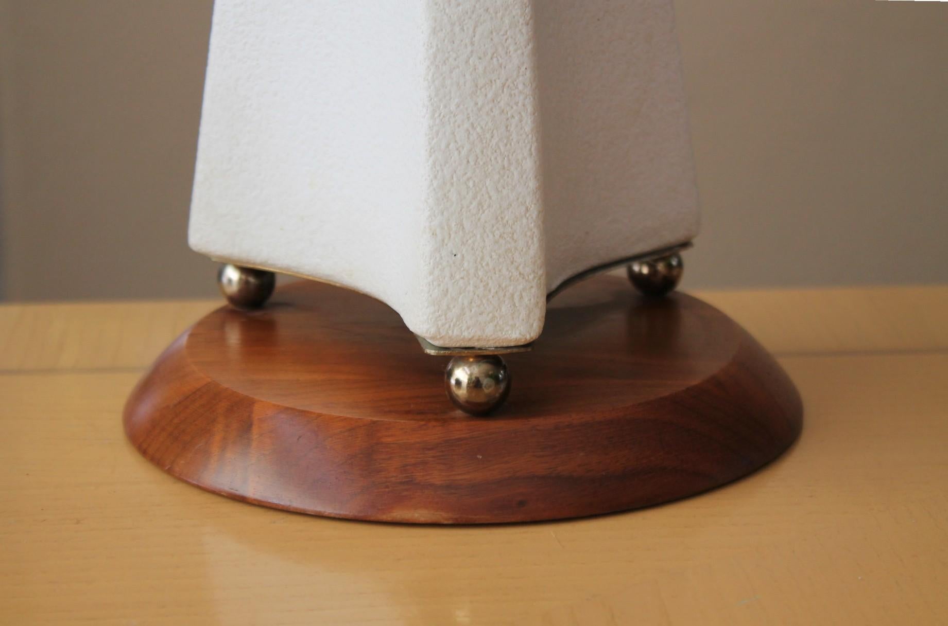 20ième siècle Lampe de table moderne danoise Svend Aage Holm Sorensensen teck plâtre laiton des années 50 en vente