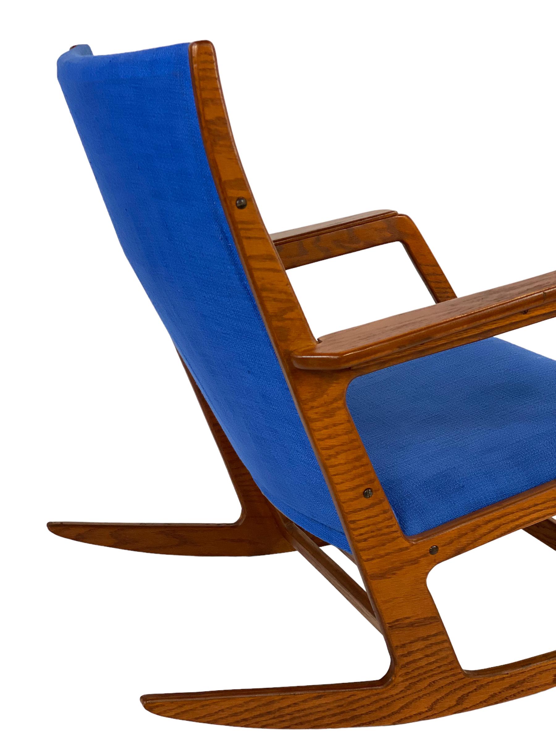 Chaise à bascule danoise moderne attribuée à Georg Jensen en vente 8