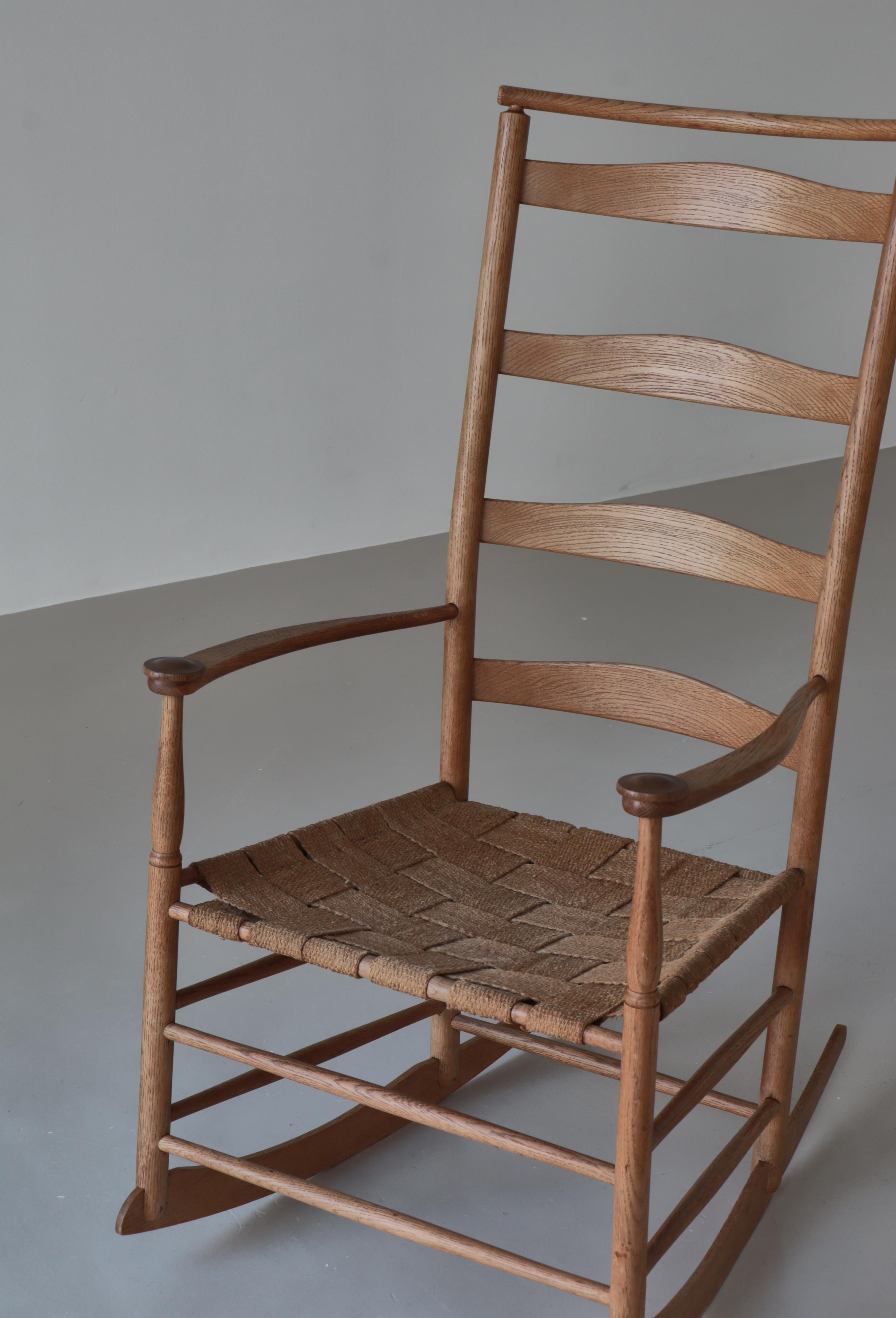 Dänischer moderner Schaukelstuhl aus Eichenholz von Kaare Klint bei Rud. Rasmussen, 1942 (Mitte des 20. Jahrhunderts) im Angebot