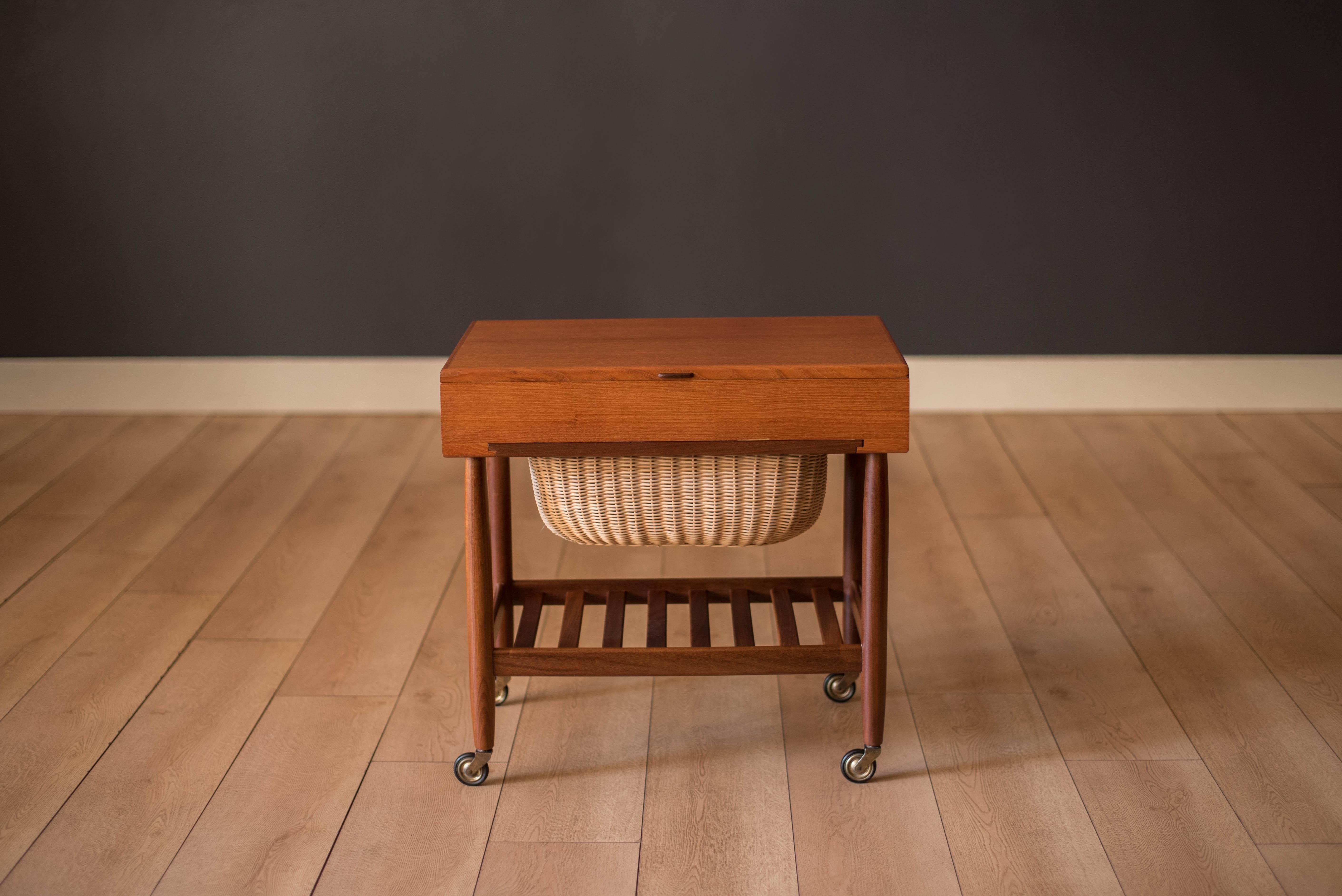Table d'extrémité de meuble de rangement moderne danois à roulettes en teck coulissant d'Ejvind A. Johansson Bon état - En vente à San Jose, CA