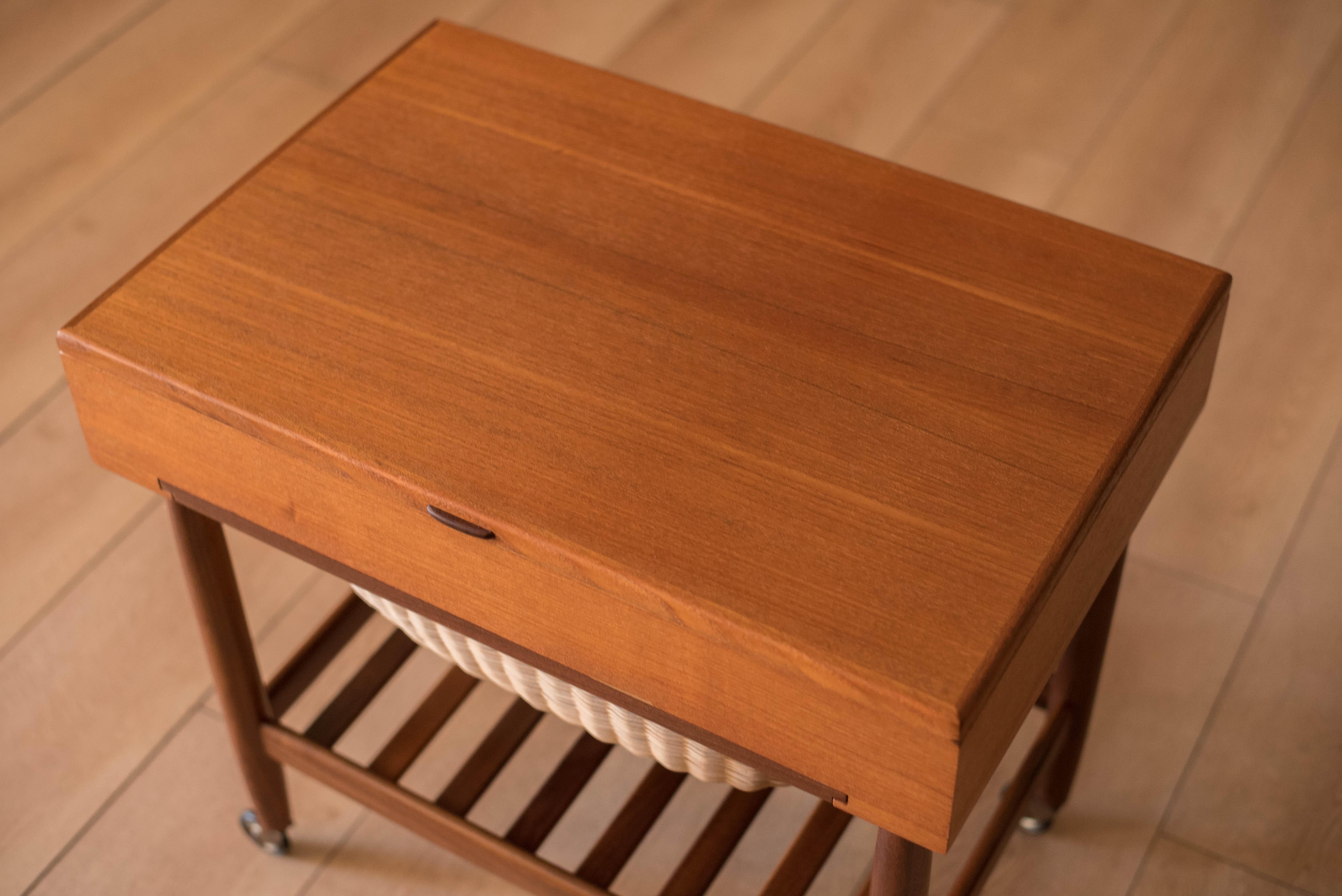 Teck Table d'extrémité de meuble de rangement moderne danois à roulettes en teck coulissant d'Ejvind A. Johansson en vente
