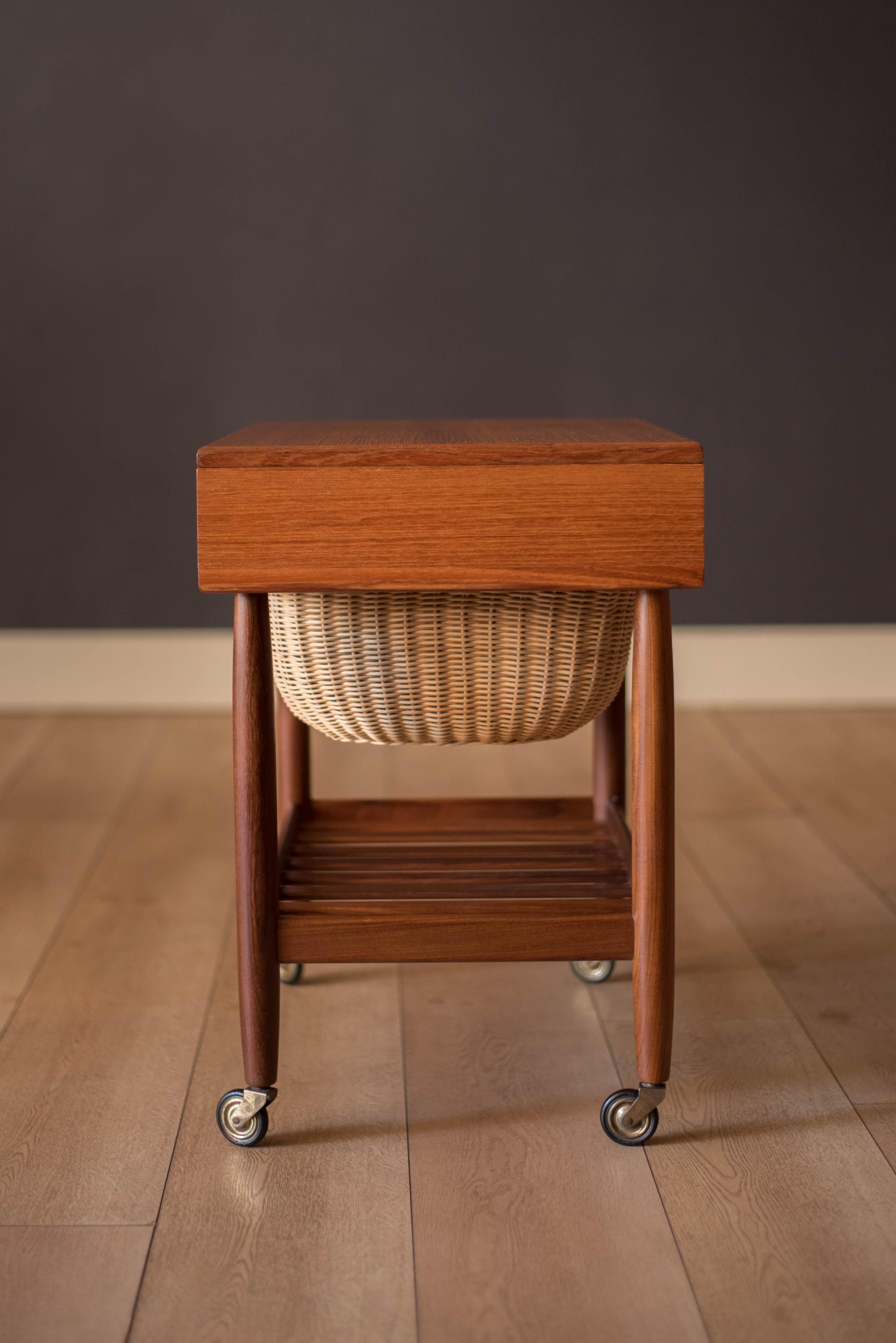 Table d'extrémité de meuble de rangement moderne danois à roulettes en teck coulissant d'Ejvind A. Johansson en vente 1
