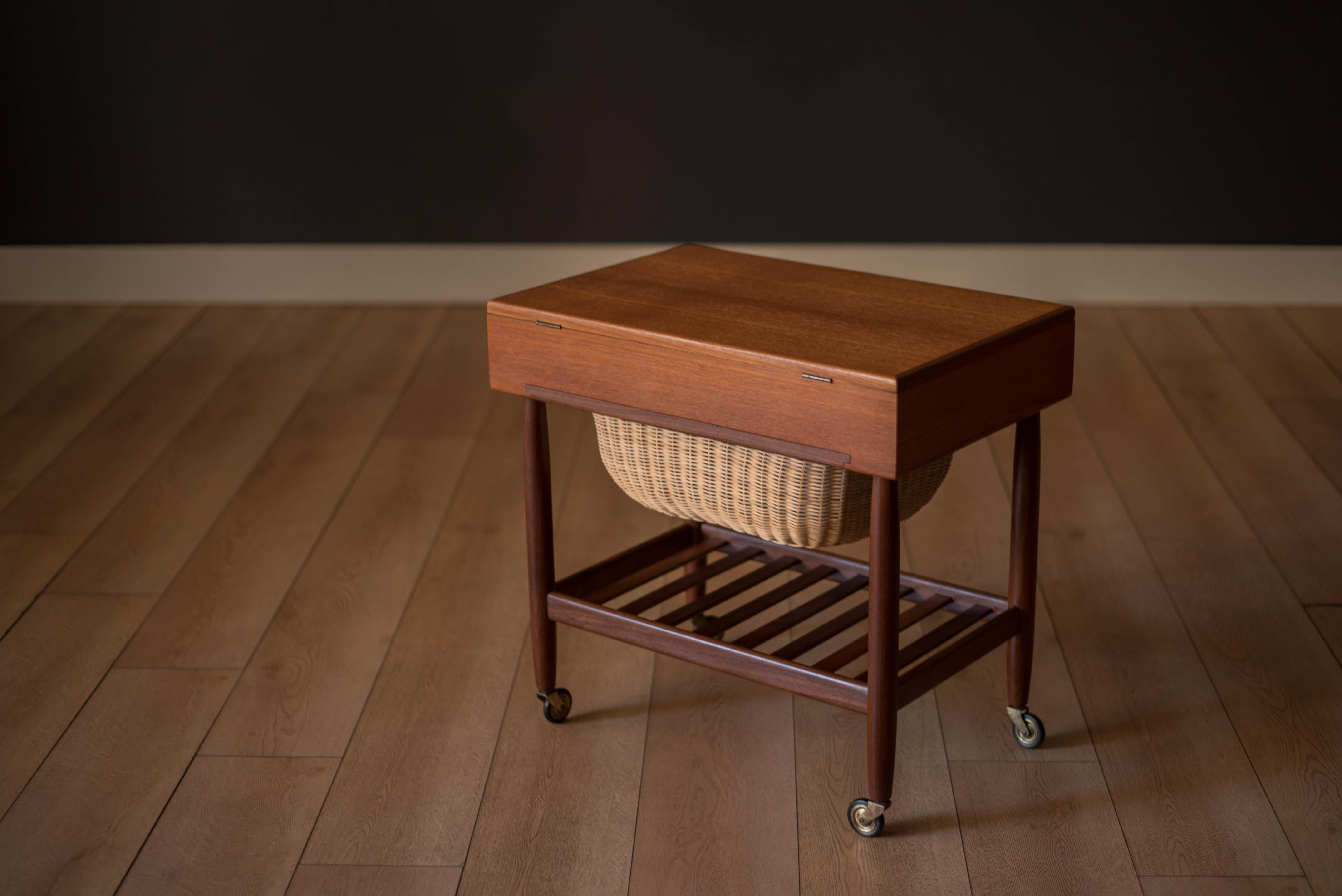 Table d'extrémité de meuble de rangement moderne danois à roulettes en teck coulissant d'Ejvind A. Johansson en vente 2