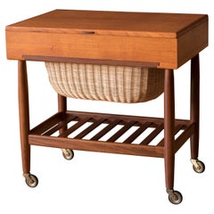 Tavolino da cucito moderno danese in teak di Ejvind A. Johansson