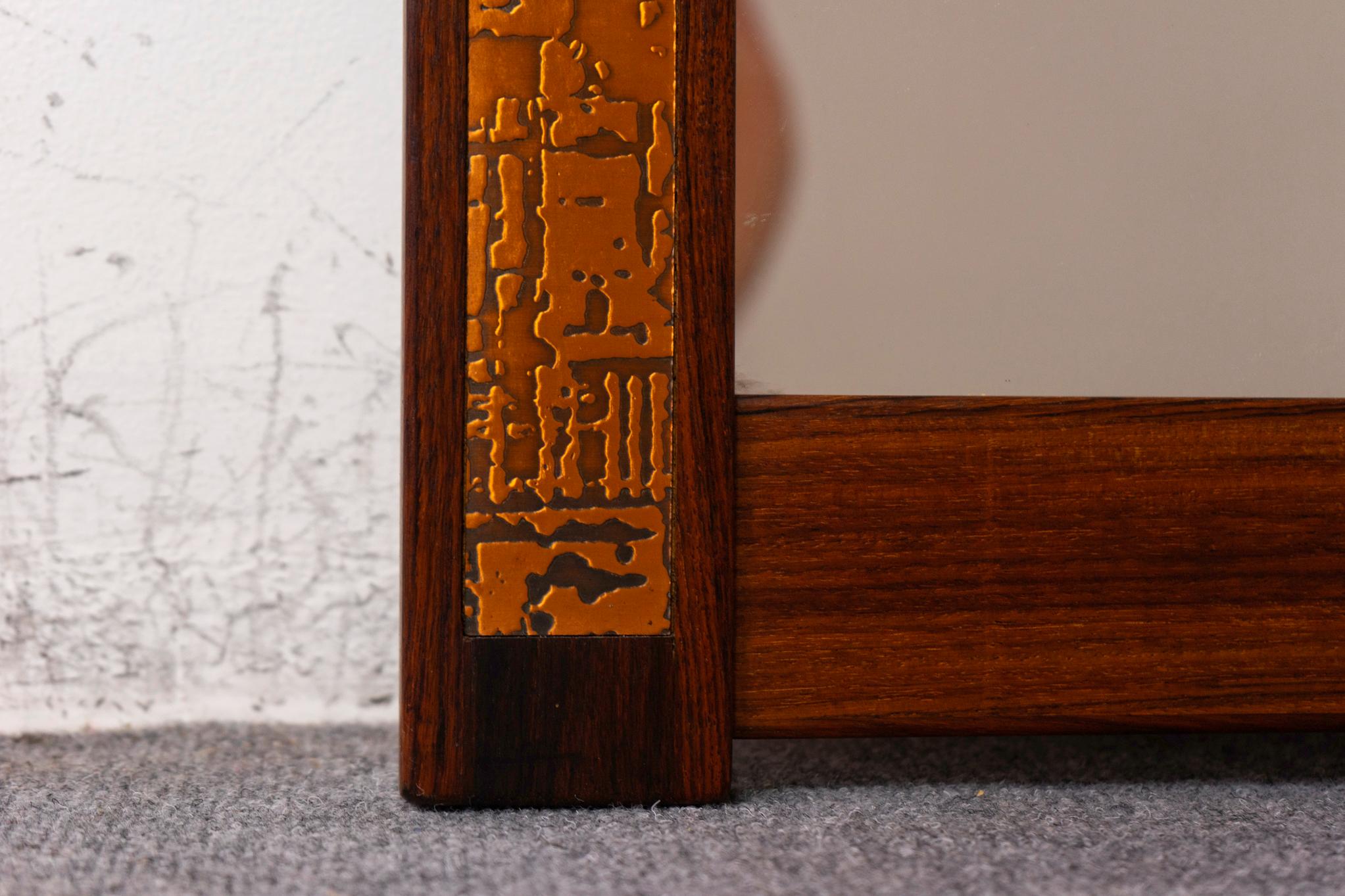 Espejo de pared moderno danés de palisandro y cobre en Bueno estado para la venta en VANCOUVER, CA