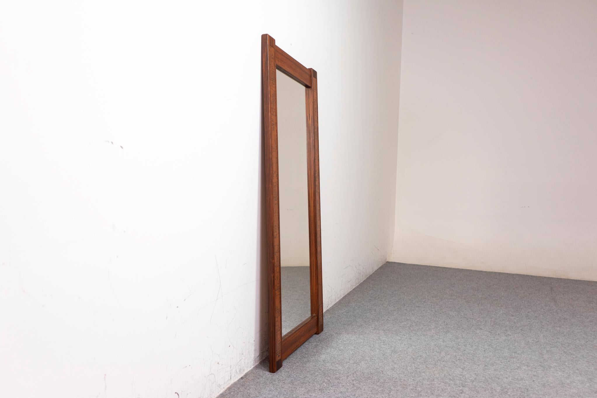 Espejo de pared moderno danés de palisandro y cobre mediados del siglo XX en venta