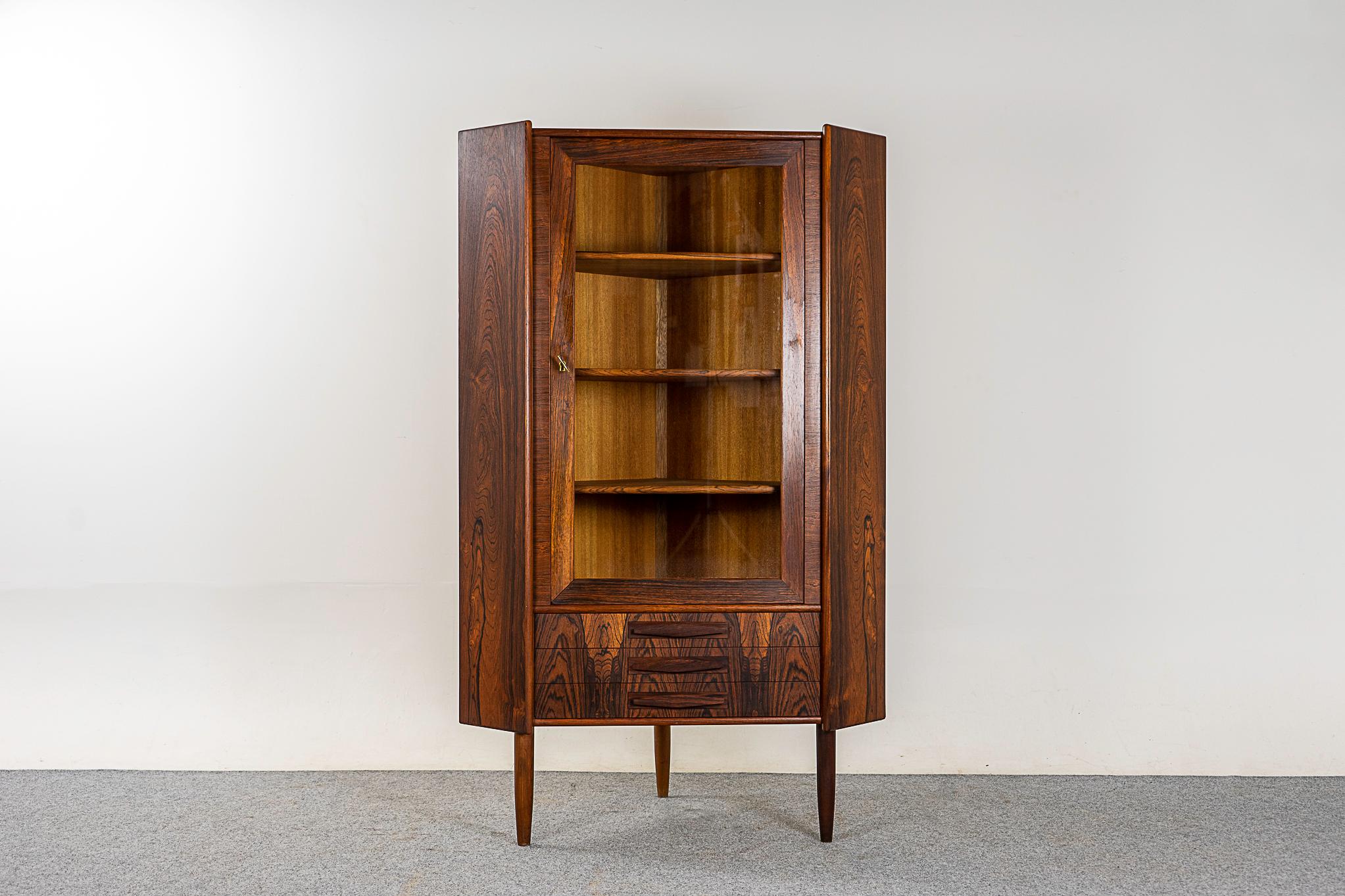 Rosewood Danish corner cabinet, circa 1960s. New pristine glass, internal shelving, drawers have lovely grain match up, figurative veneer throughout. Hide away clutter, show off your favourite things!.

Great original condition, minor marks