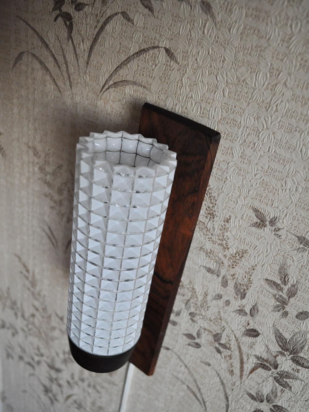 A Danish modern rosewood and glass wall sconce by Lyfa in the 1960s.
The design features a back in black metal and rosewood, Fine brass detail and rosewood holder for the white and transparent glass shade.
Excellent condition.
Measures: Lamp