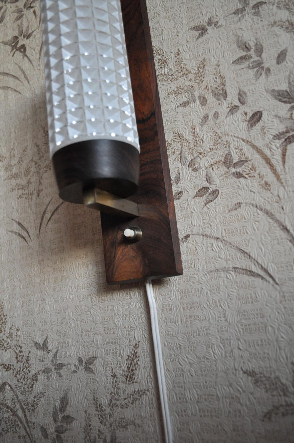 Danish Modern Rosewood and Glass Wall Sconce from Lyfa In Good Condition For Sale In Vordingborg, DK