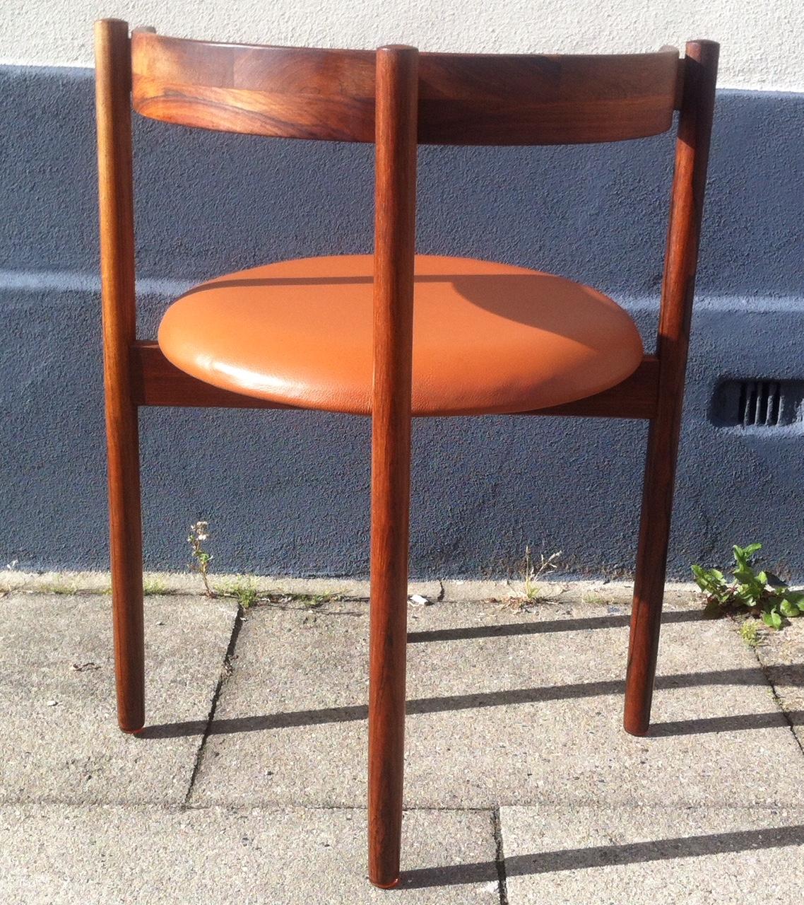 Dieser Sessel aus massivem Palisanderholz wurde neu mit dickem cognacfarbenem Leder gepolstert. Dieser seltene Stuhl mit runder Rückenlehne wurde 1964 von dem Dänen Hugo Frandsen entworfen und Mitte der 1960er Jahre von Børge M. Søndergaard
