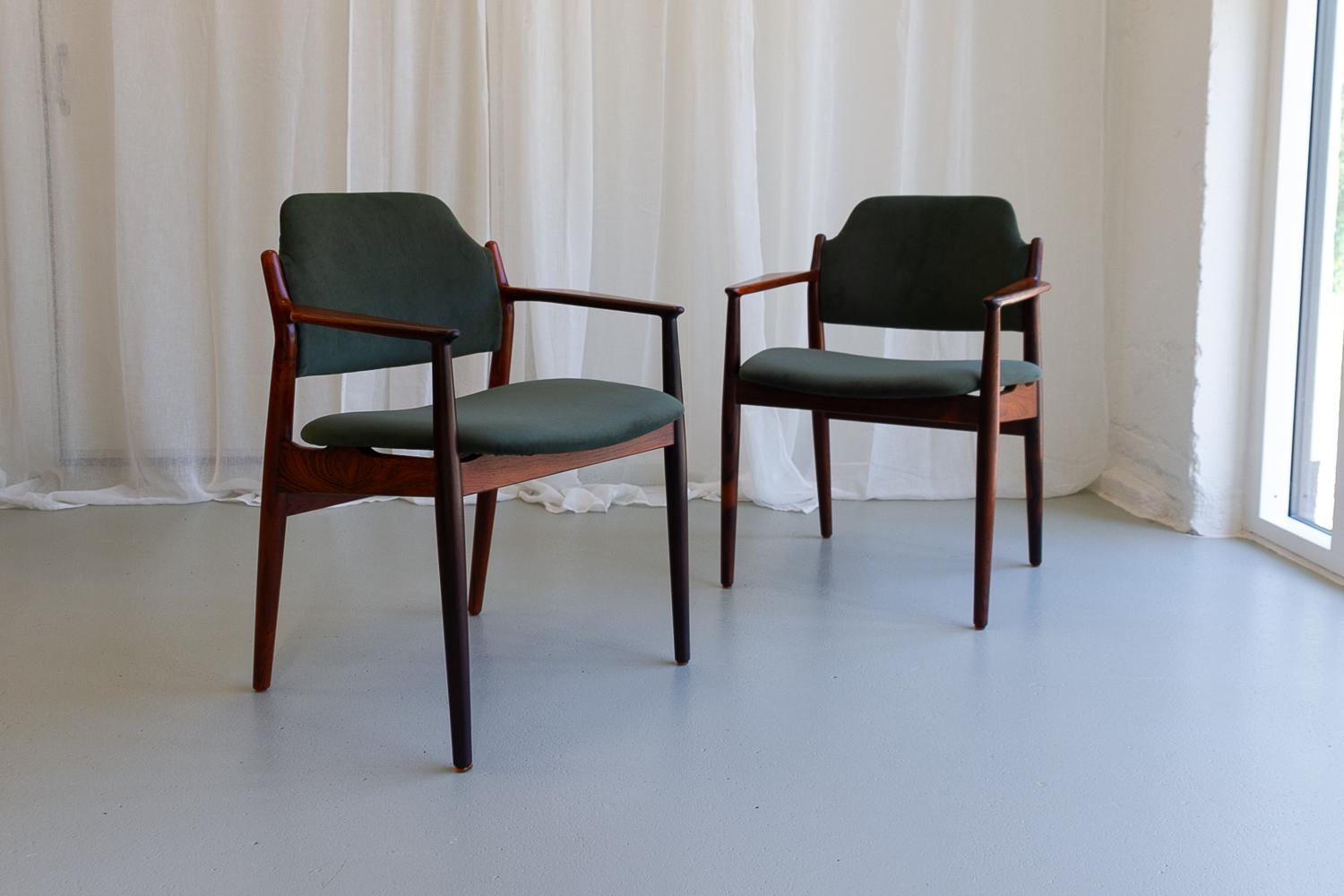 Pair of Scandinavian Mid-Century Modern armchairs in solid Rosewood/palisander re-upholstered in pine green velvet.
Designed by Arne Vodder for Sibast Møbler, Denmark in the 1960s.

Round tapered legs. Back legs extends up to support the flared