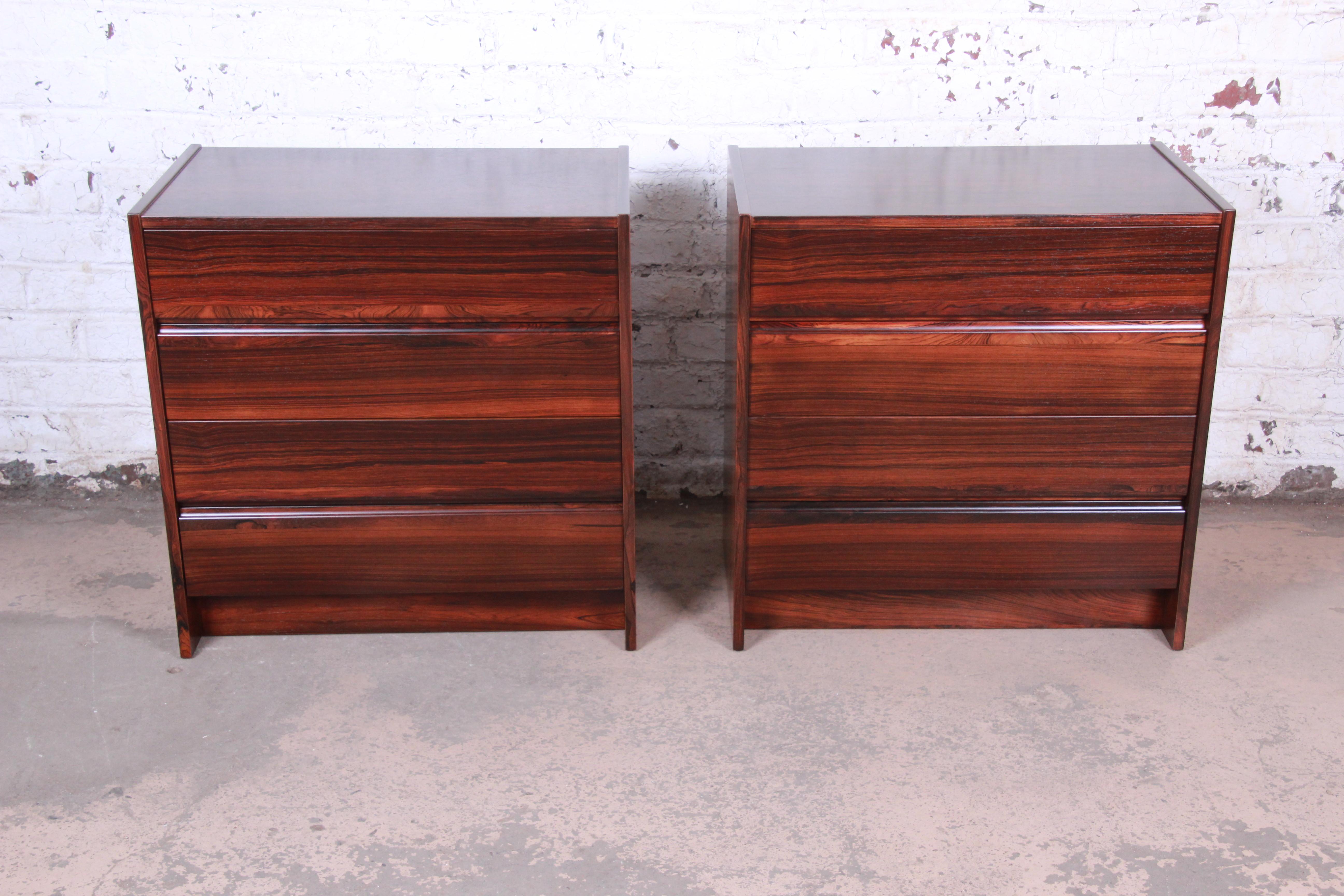 An exceptional pair of midcentury Danish modern dressers or bedside chests in book-matched rosewood

In the manner of Hans Wegner

Denmark, 1960s

Measures: 30.63