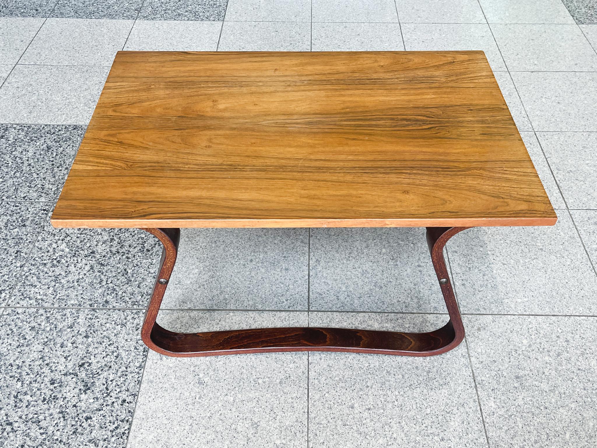 Cette charmante table d'appoint moderne danoise a été fabriquée dans les années 1960. Il se compose d'un plateau en bois de rose et d'une base en bois de hêtre. Le design/One met l'accent sur la symétrie et l'équilibre - entre les lignes droites et