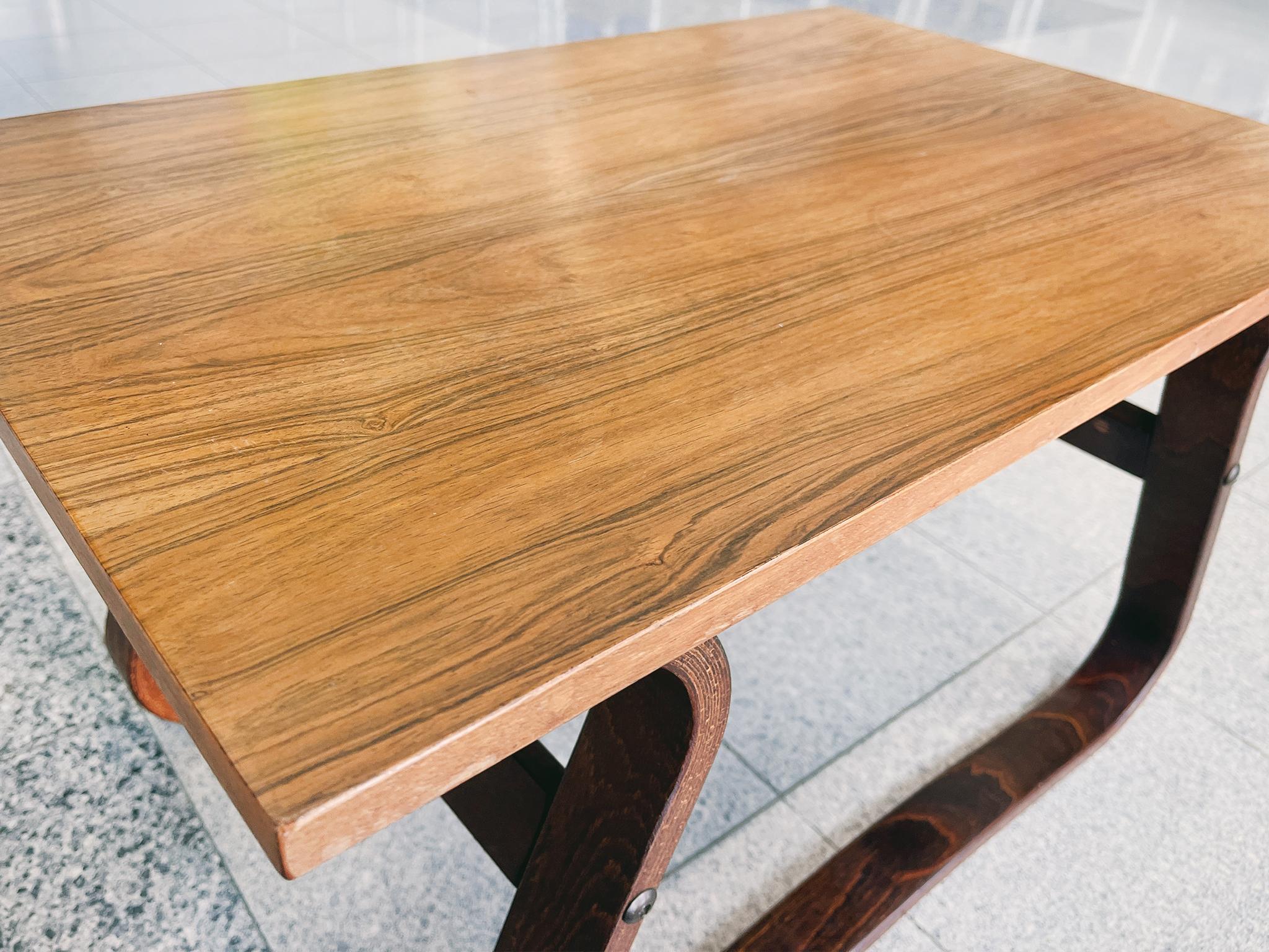 Milieu du XXe siècle Table d'appoint danoise moderne en bois de rose et hêtre en vente