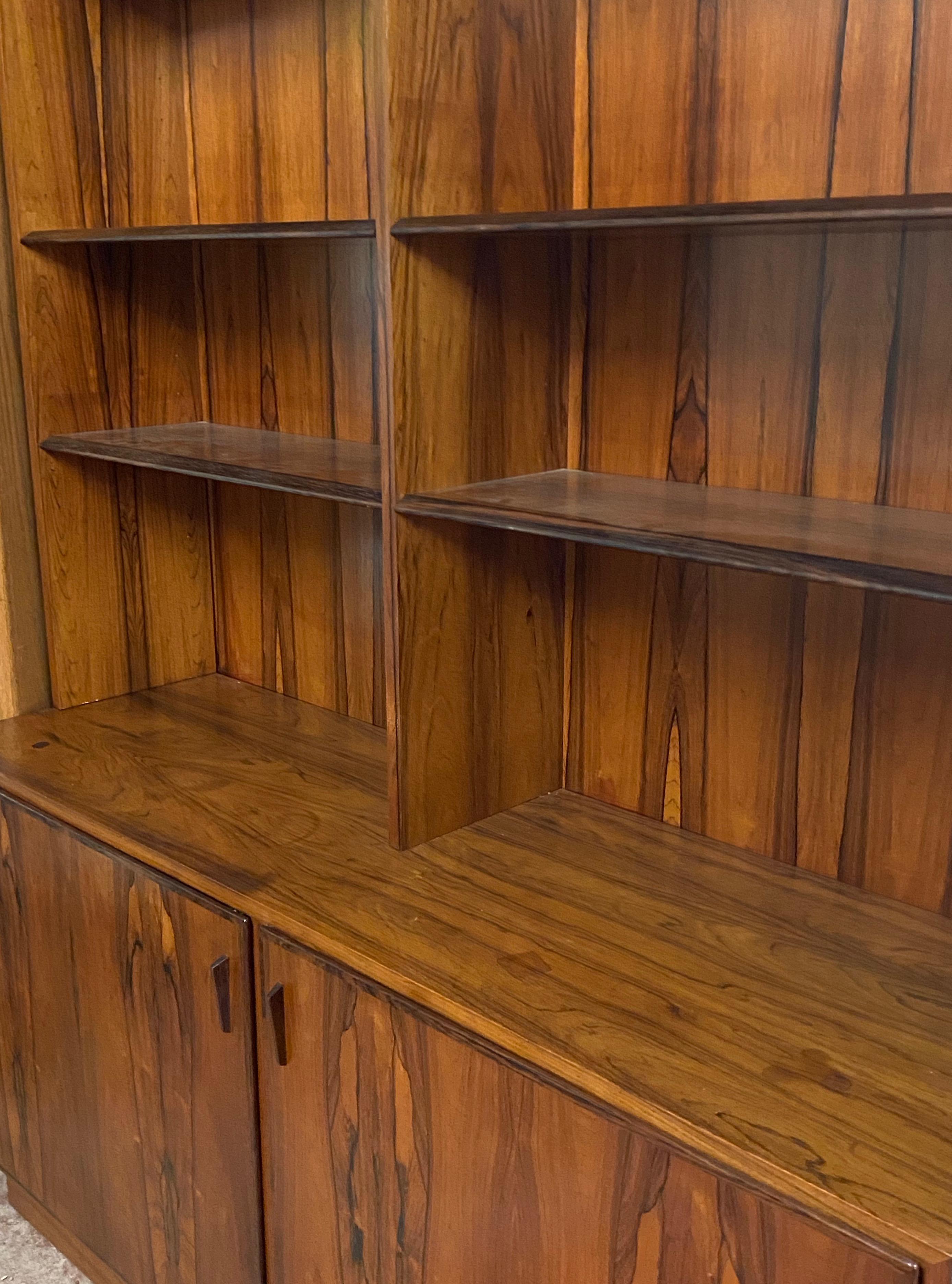 Danish modern rosewood bookcase / cabinet by Poul Hundevad, circa 1960s

Fantastic Danish bookcase by designer Poul Hundevad.

With upper open shelving and closed cabinet space below. The interior of the cabinet shows several pull-out drawers on