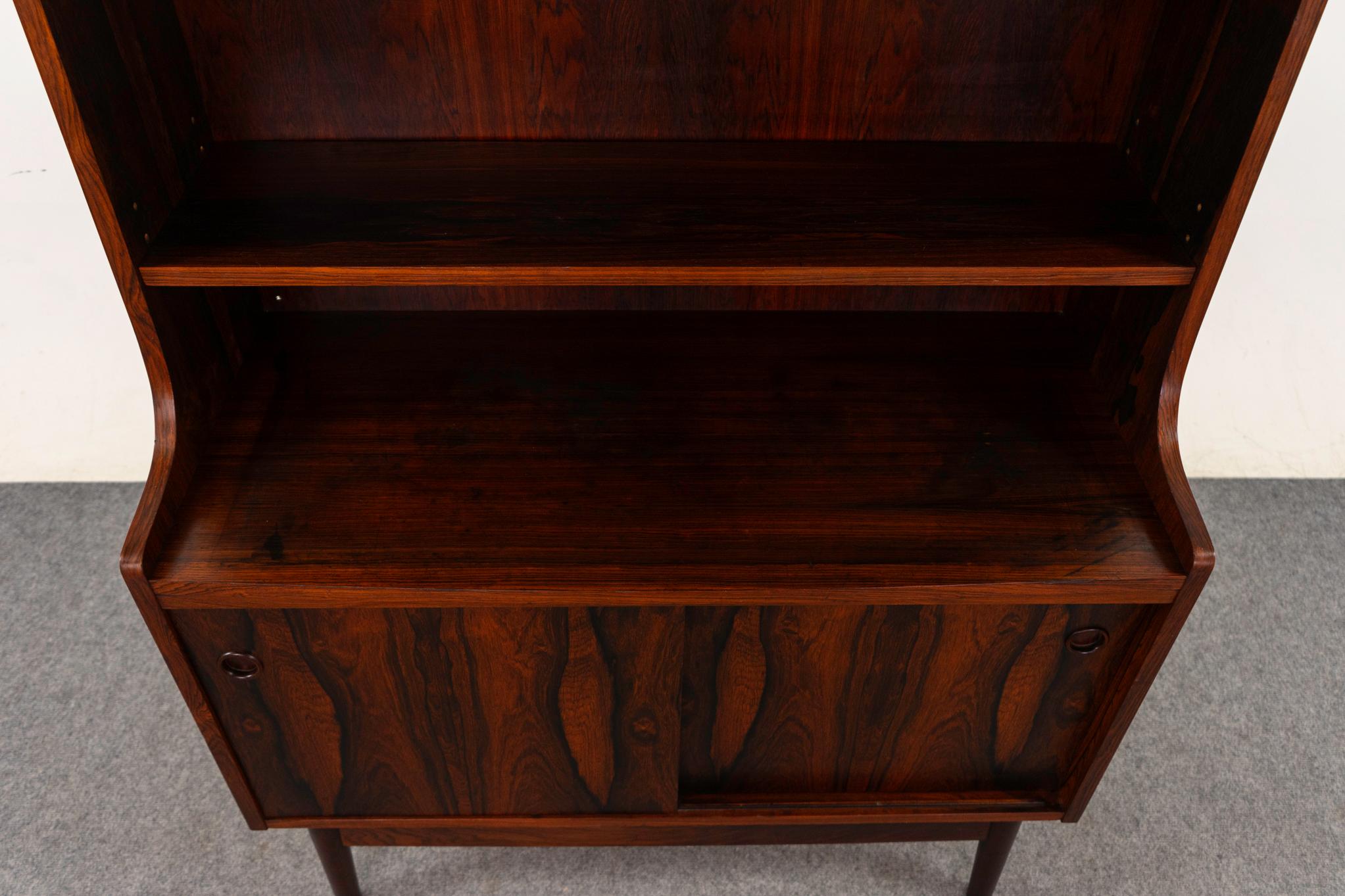 Dänisches Modernes Palisander Bücherregal / Schrank (Mitte des 20. Jahrhunderts) im Angebot
