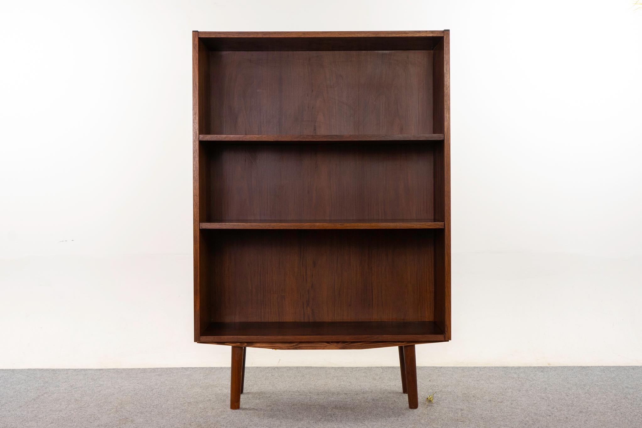 Dänisches Bücherregal aus Palisanderholz, ca. 1960er Jahre. Reich getöntes Palisanderfurnier mit verstellbaren Einlegeböden und abnehmbaren Beinen.

Unrestauriertes Exemplar mit der Option, es in restauriertem Zustand für einen Aufpreis von 200 USD