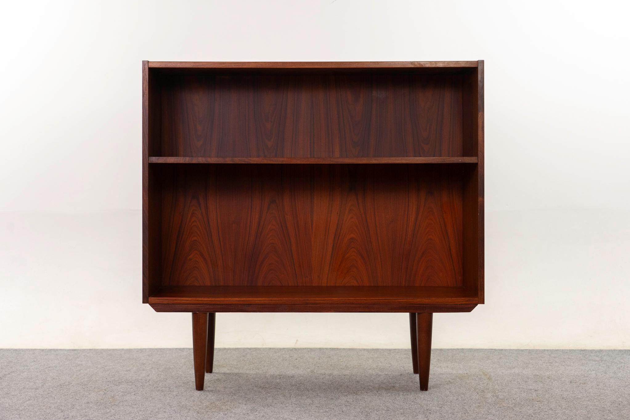Dänisches Bücherregal aus Palisanderholz, ca. 1960er Jahre. Reich getöntes Palisanderfurnier mit verstellbarer Ablage und abnehmbaren Beinen.

Unrestauriertes Exemplar mit der Option, es in restauriertem Zustand für einen Aufpreis von 200 USD zu