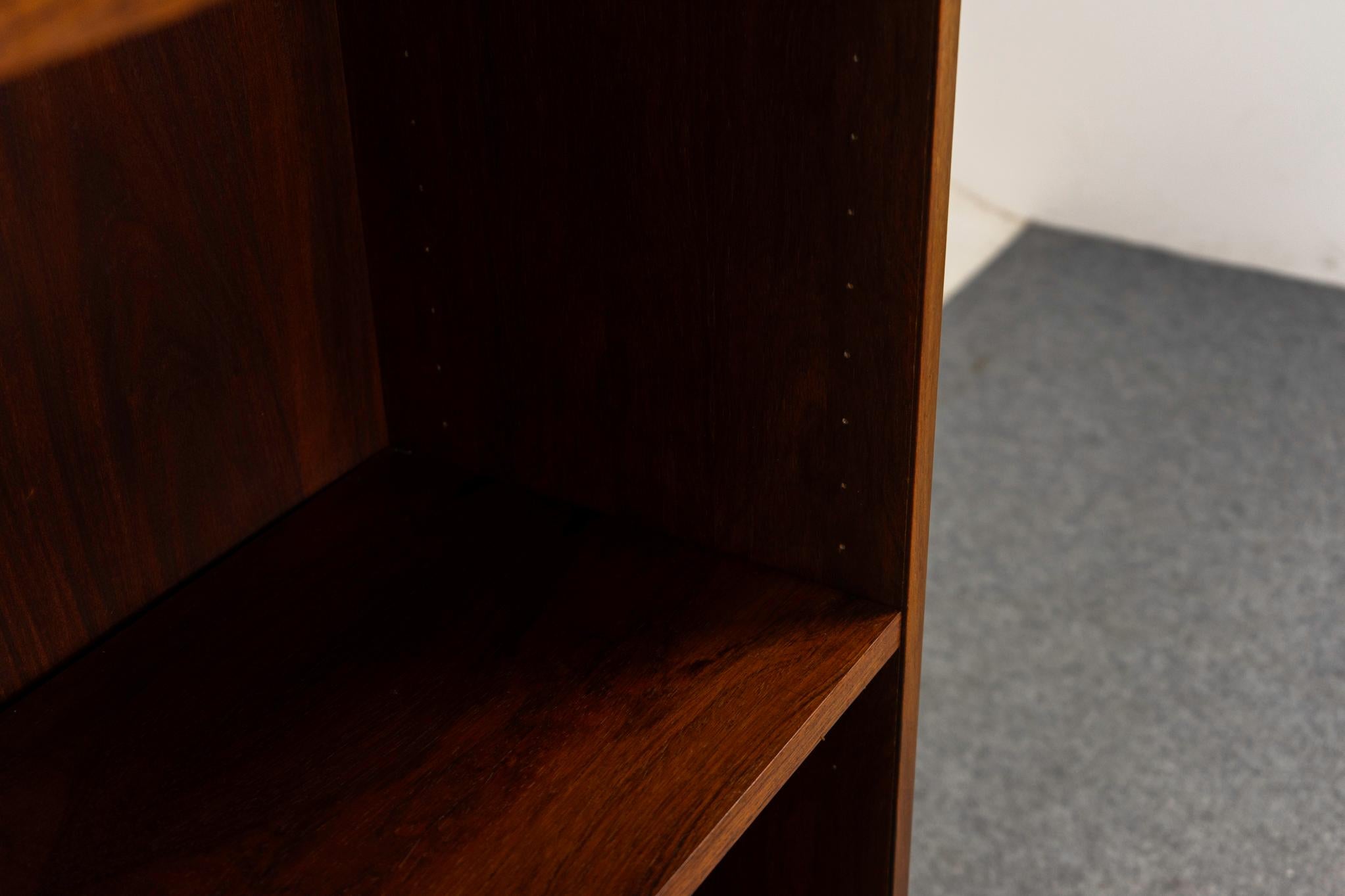 Dänisches Modernes Bücherregal aus Rosenholz (Skandinavische Moderne) im Angebot