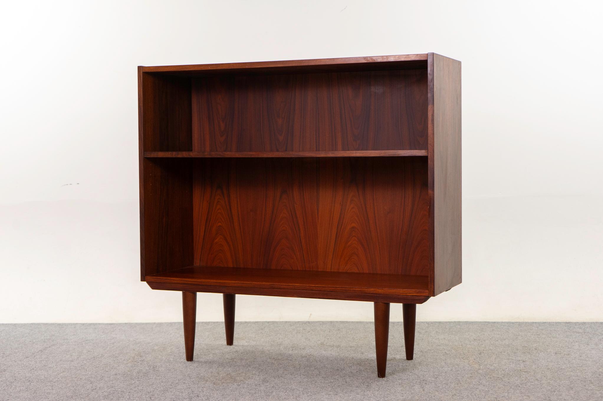 Dänisches Modernes Bücherregal aus Rosenholz (Skandinavische Moderne) im Angebot