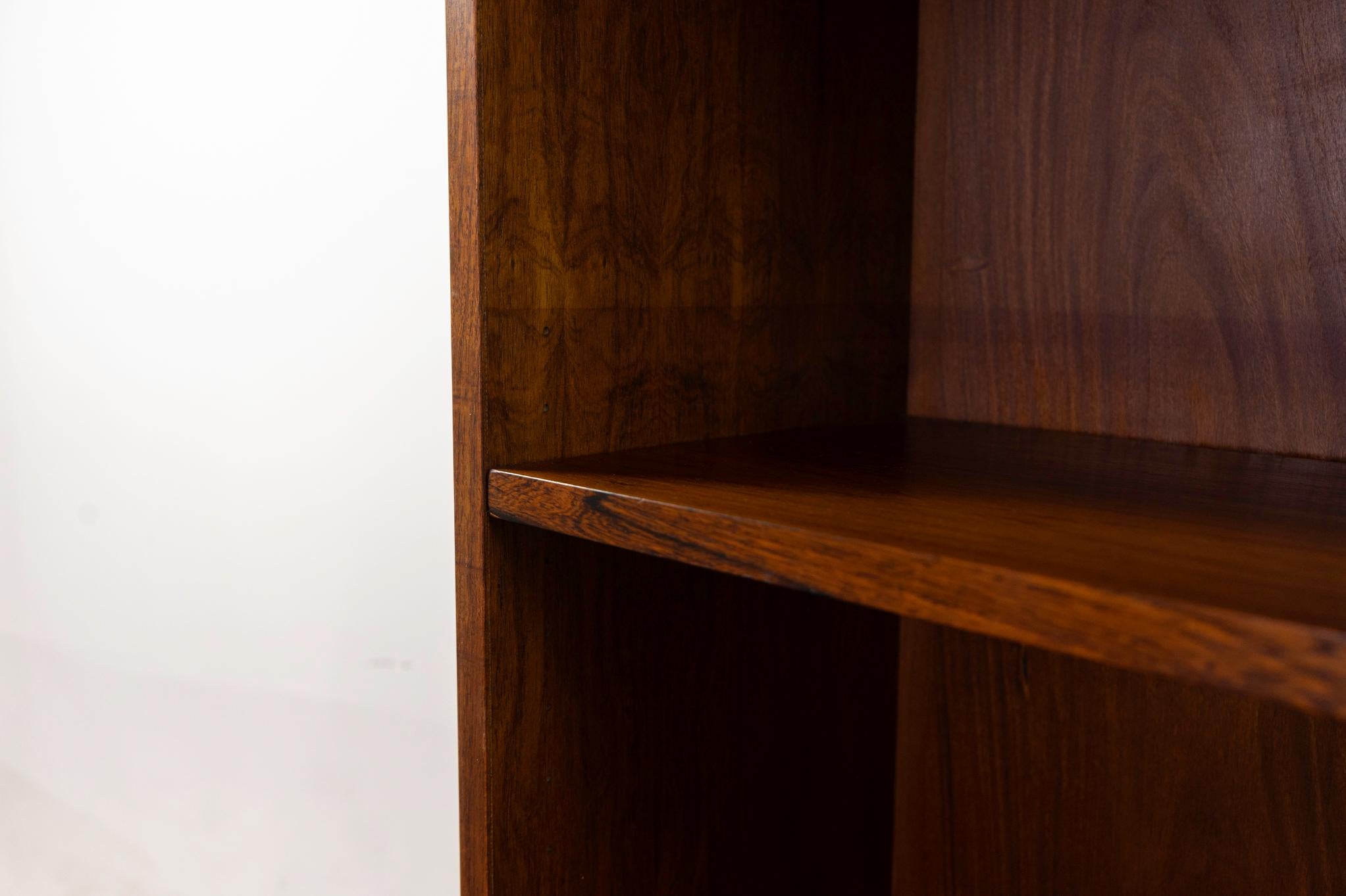 Dänisches Modernes Bücherregal aus Rosenholz im Angebot 2