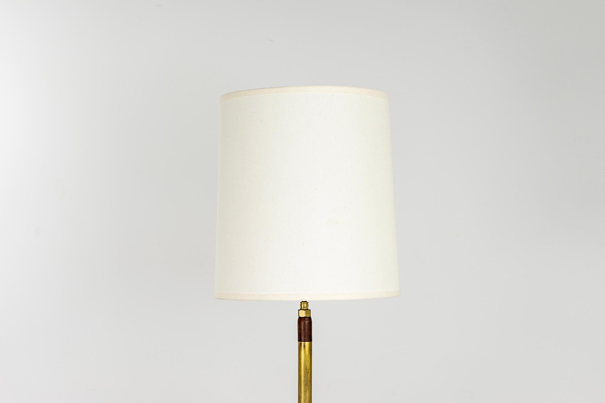 Dänische moderne Stehlampe aus Rosenholz und Messing (Skandinavische Moderne) im Angebot