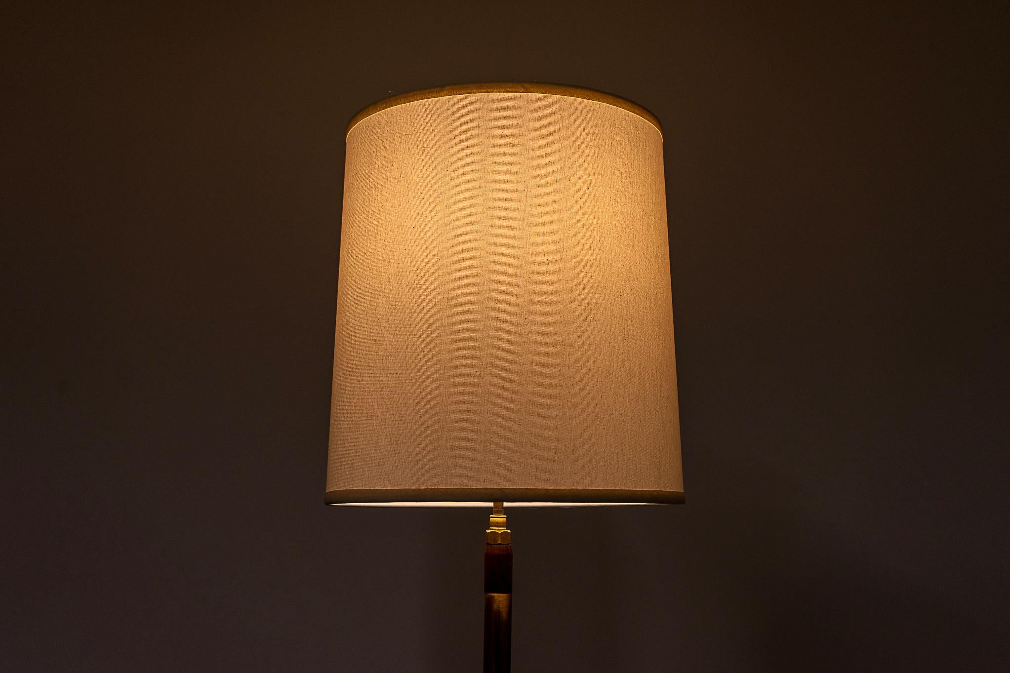 Dänische moderne Stehlampe aus Rosenholz und Messing im Zustand „Gut“ im Angebot in VANCOUVER, CA