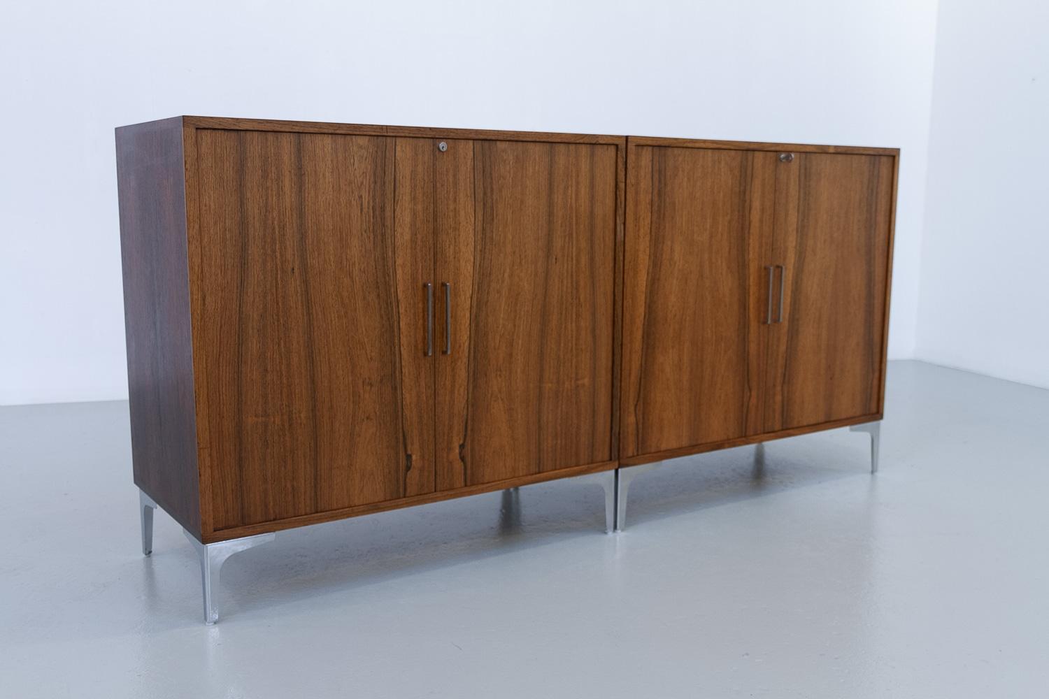 Armadi moderni danesi in palissandro di Bjerringbro Savværk, anni '60. Set di 2.

Coppia di schedari coordinati The Modern Scandinavian Mid-Century Modern in palissandro/palisandro. Realizzata in Danimarca negli anni '60 da Bjerringbro Savværk
