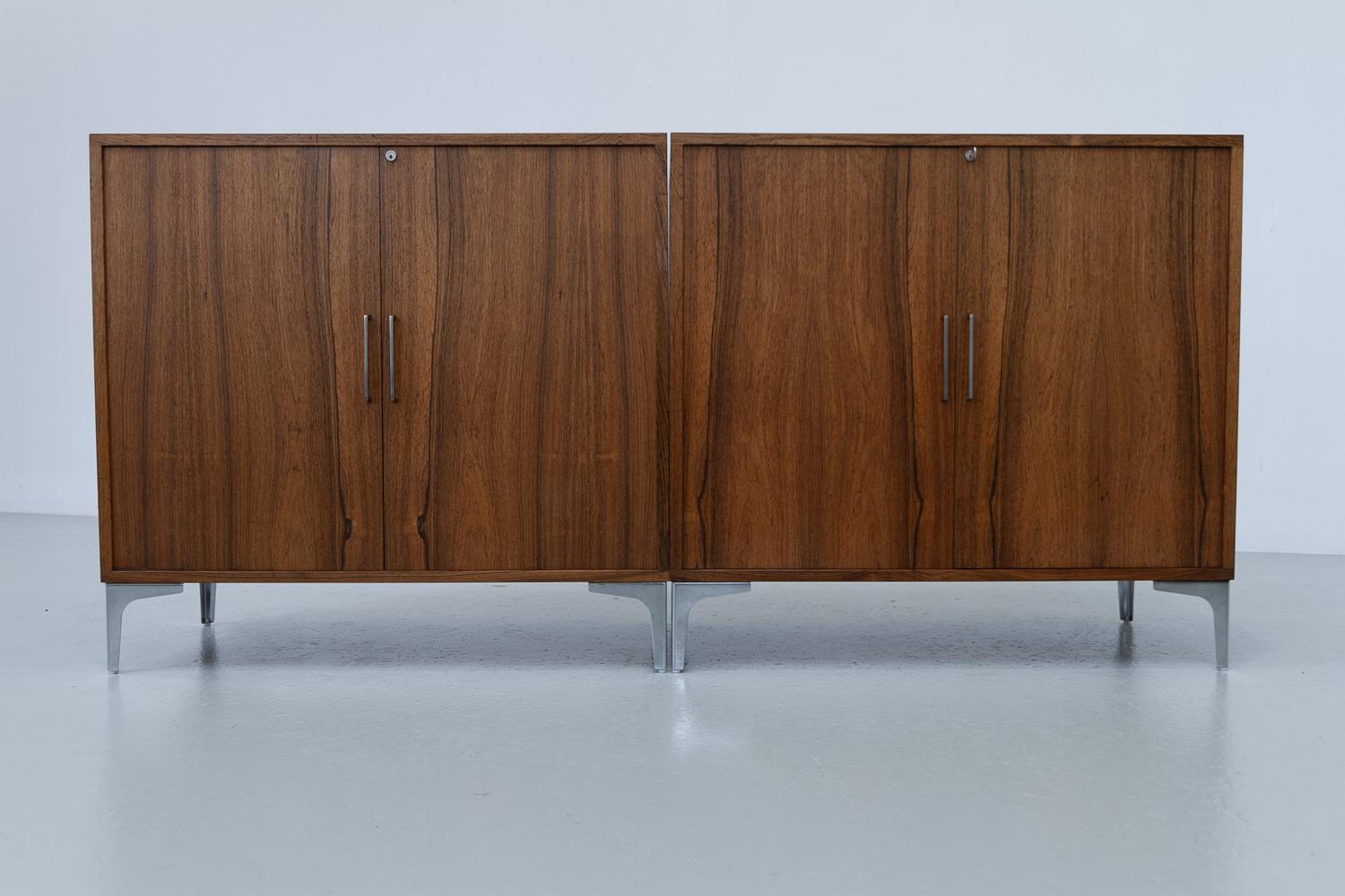 Scandinavo moderno Armadi moderni danesi in palissandro di Bjerringbro Savværk, anni '60. Set di 2. in vendita