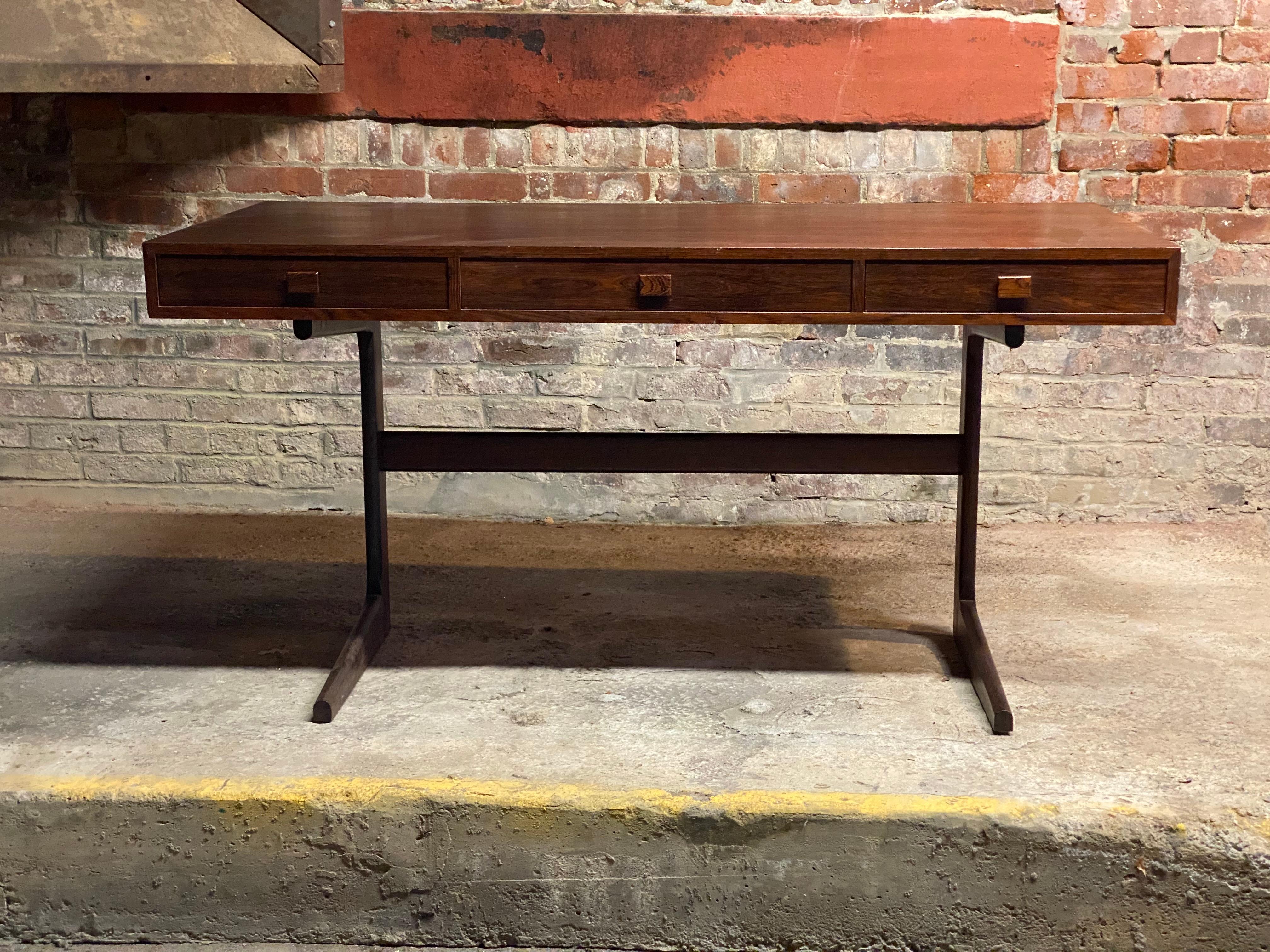 Scandinavo moderno Scrivania direzionale moderna danese a sbalzo in palissandro di Georg Petersens in vendita
