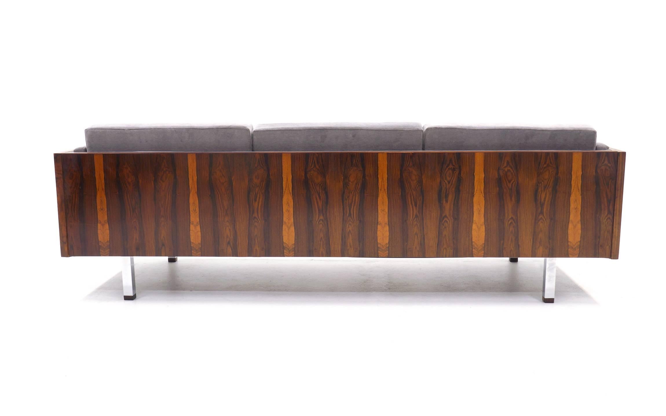 Canapé à bras pairs en palissandre brésilien de Jydsk Mobelvaerk:: Danemark. Nous avons également une annonce pour une paire de causeuses et une chaise assorties. Ce modèle est similaire à ceux de Milo Baughman. Ce design est complété par des pieds