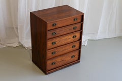 Cassettiera moderna danese in palissandro di Henning Korch, anni '60.