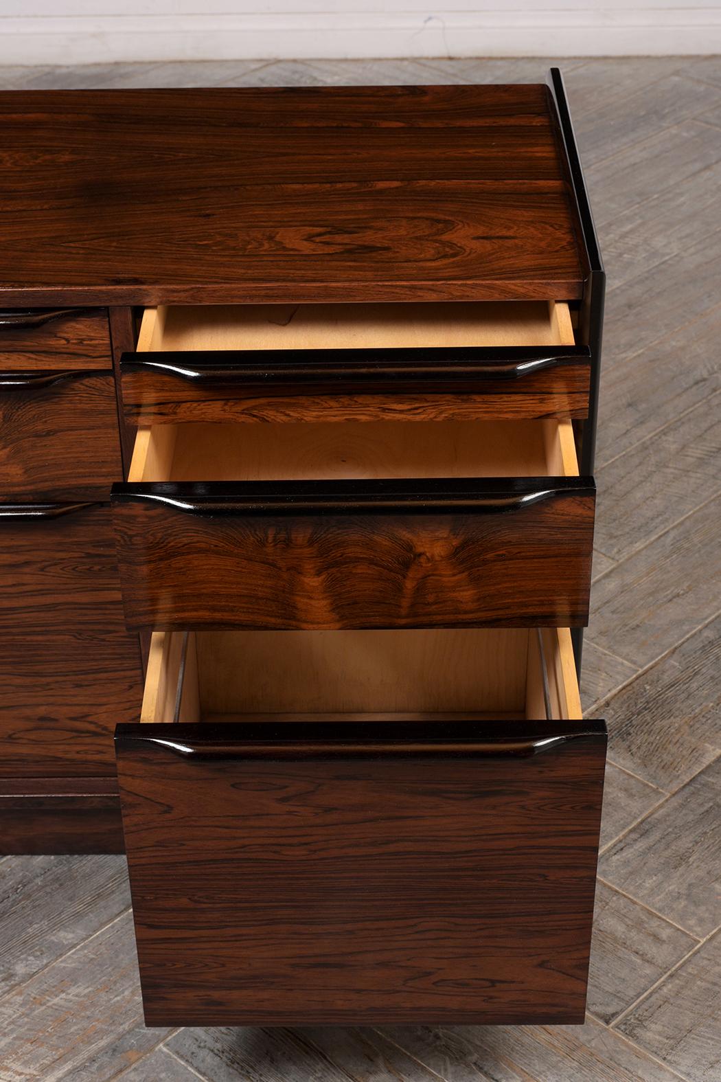 Mid Century Modern Rosewood Lacquered Cabinet (Mitte des 20. Jahrhunderts)