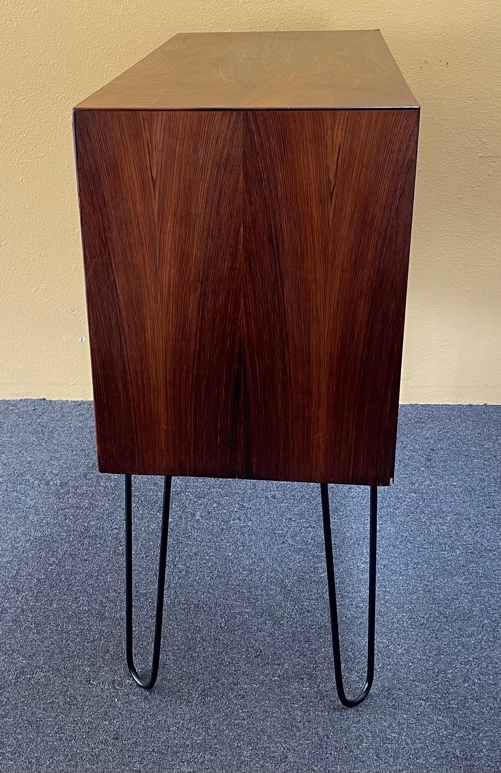 Cassettiera moderna danese in palissandro con gambe a forcina in vendita 4