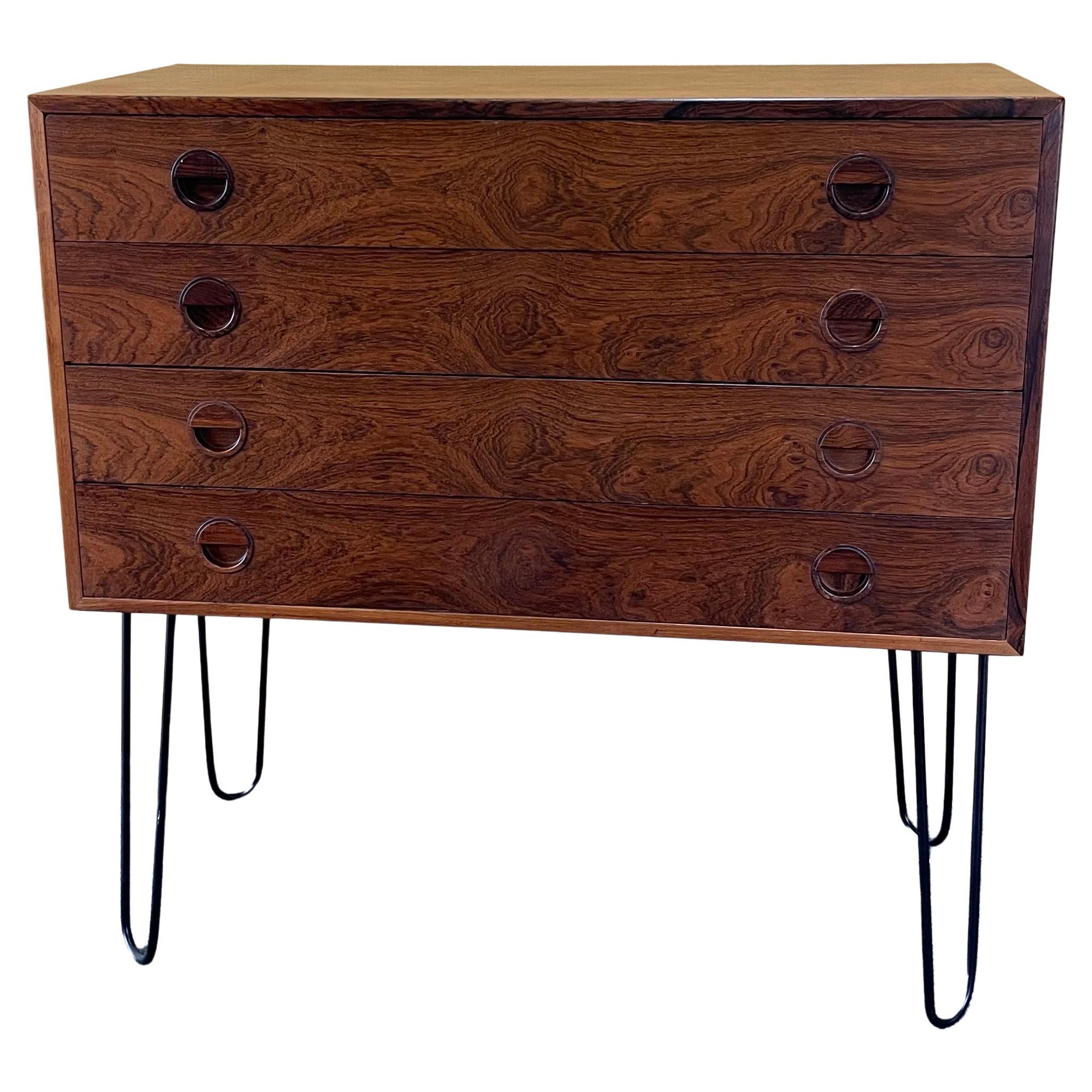 Scandinave moderne Commode moderne danoise en bois de rose avec pieds en épingle à cheveux en vente