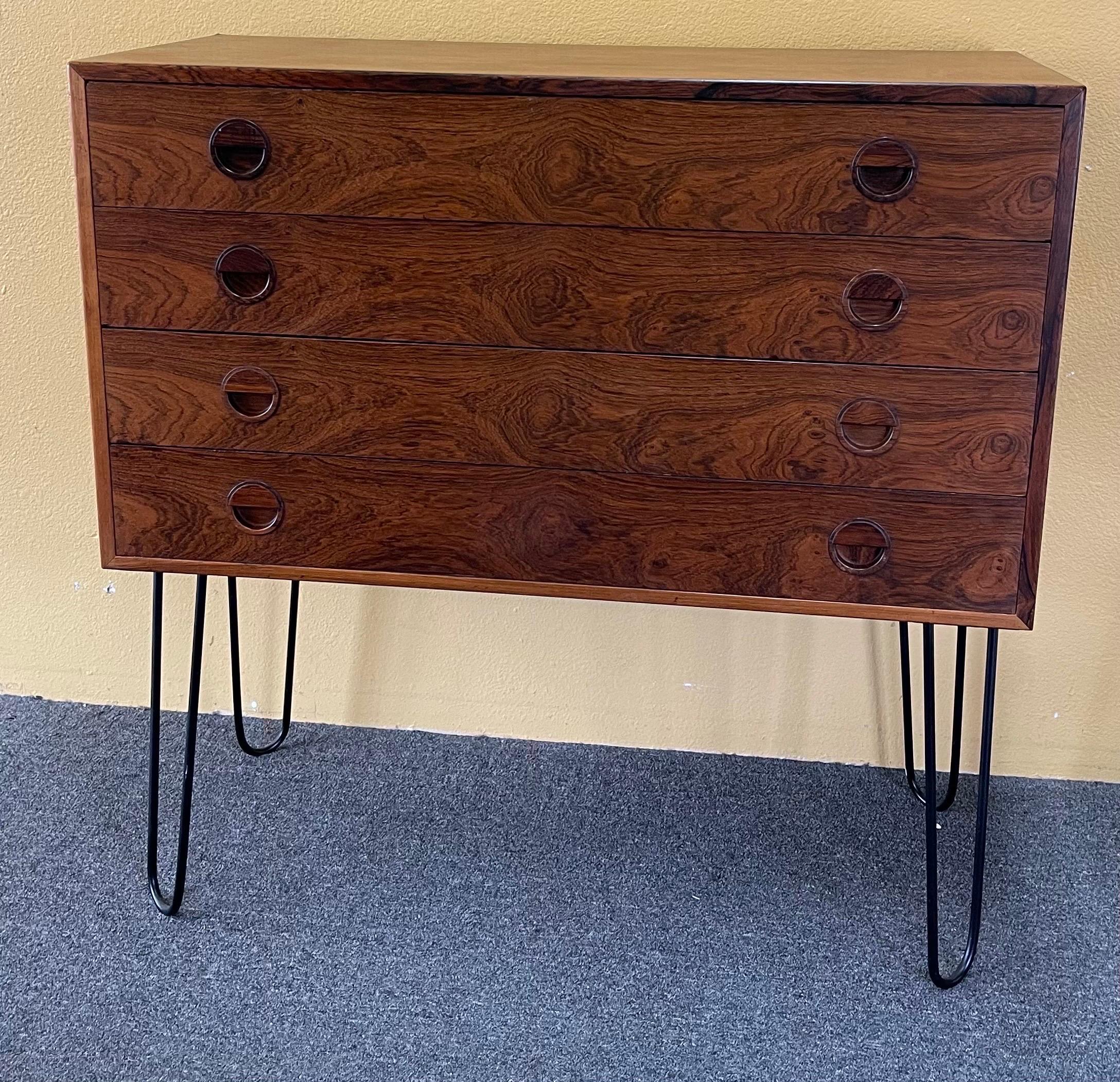 Danish Modern Rosewood Chest of Drawers with Hairpin Legs In Good Condition For Sale In San Diego, CA