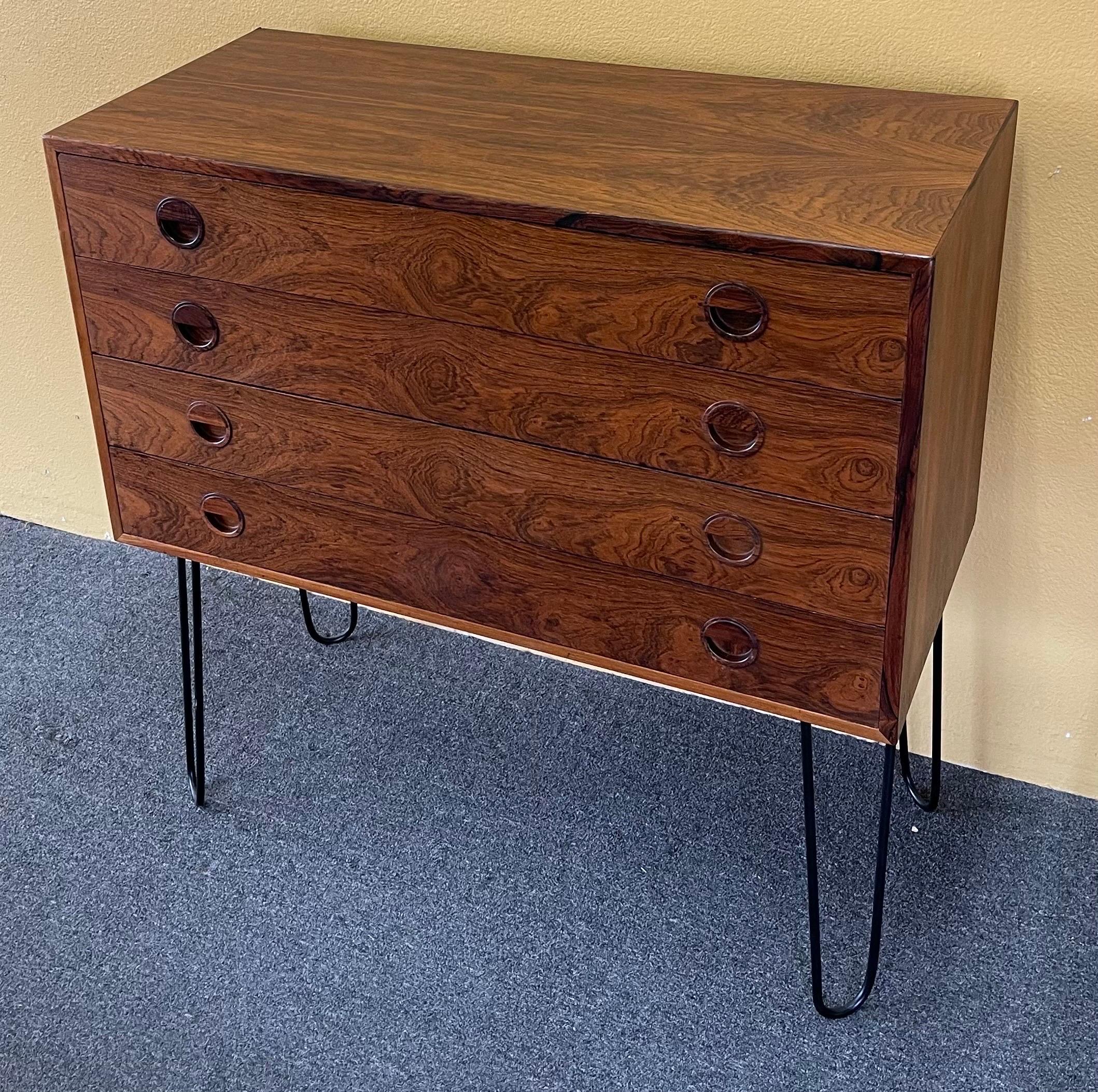 20ième siècle Commode moderne danoise en bois de rose avec pieds en épingle à cheveux en vente