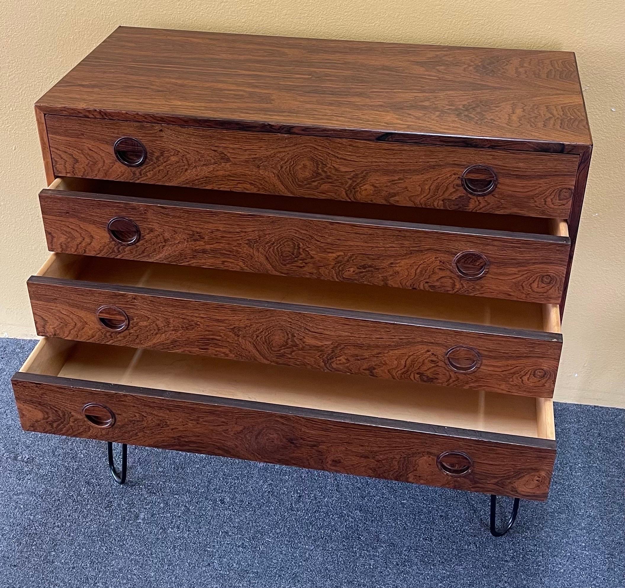 Cassettiera moderna danese in palissandro con gambe a forcina in vendita 1