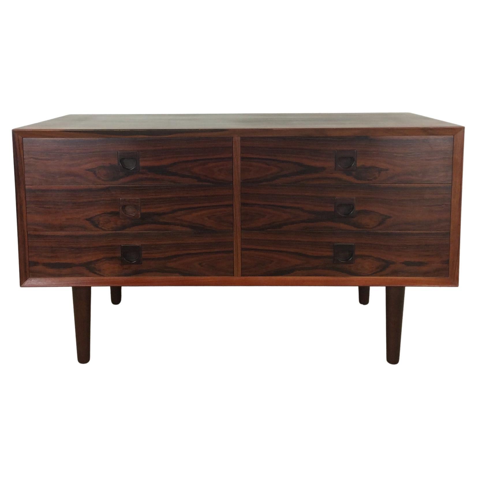 Cómoda moderna danesa de palisandro con patas cónicas