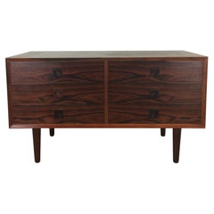 Cómoda moderna danesa de palisandro con patas cónicas