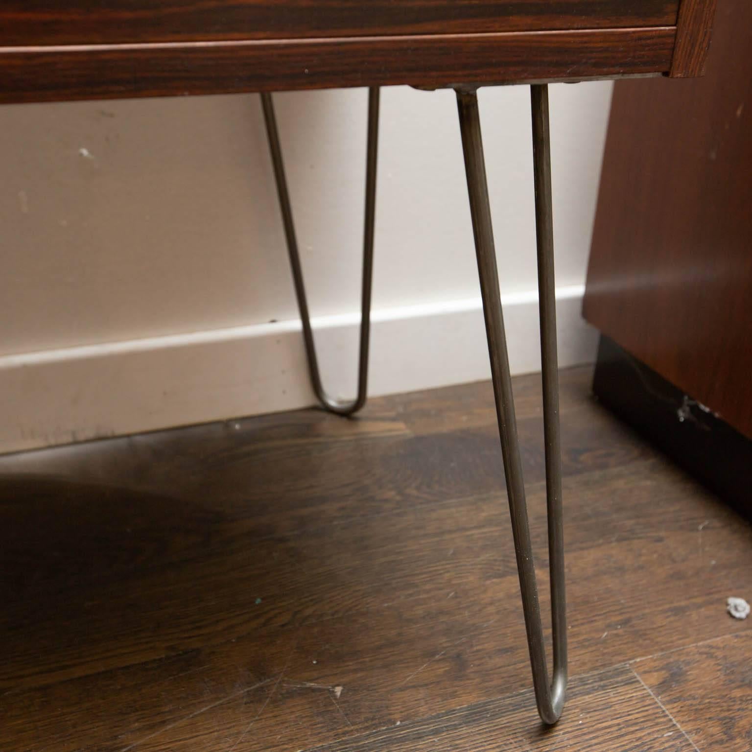 Danish Modern Rosewood Chest on Hairpin Legs In Good Condition In New London, CT